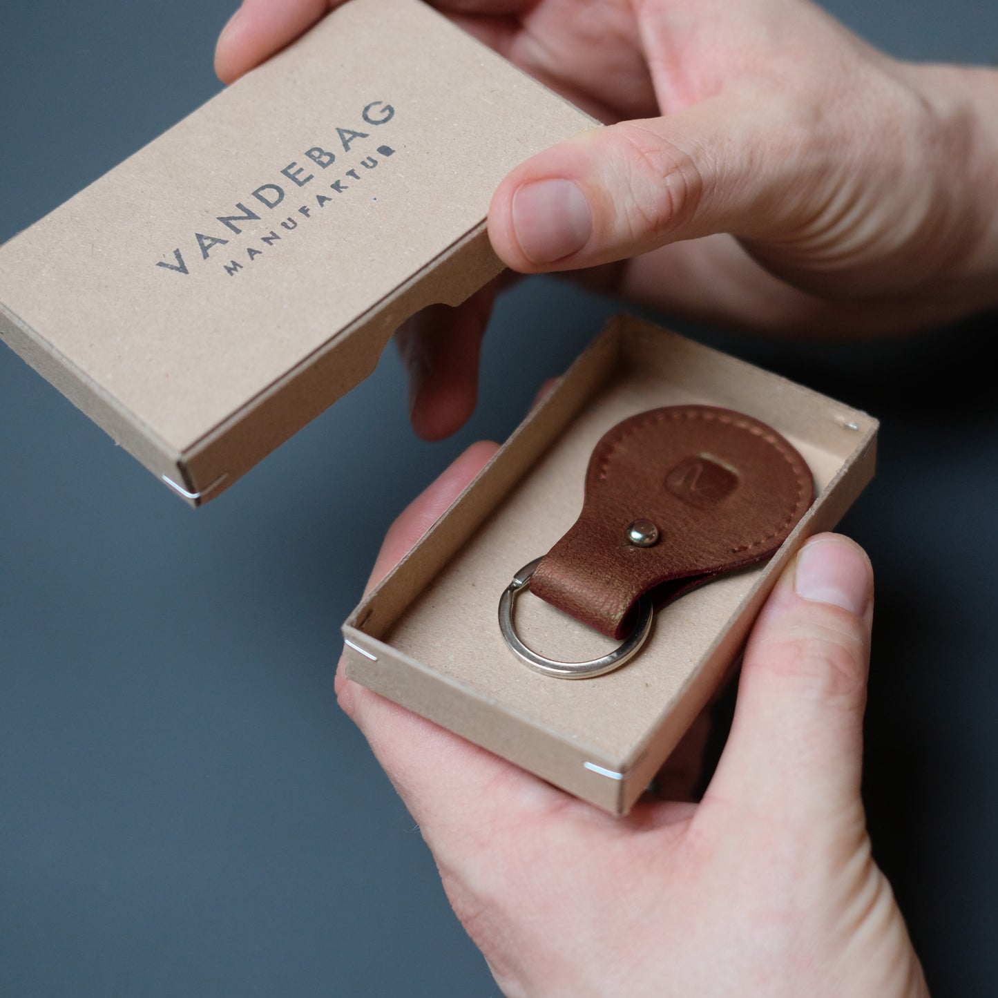 Airtag Anhänger aus braunem Leder in einer Geschenkbox