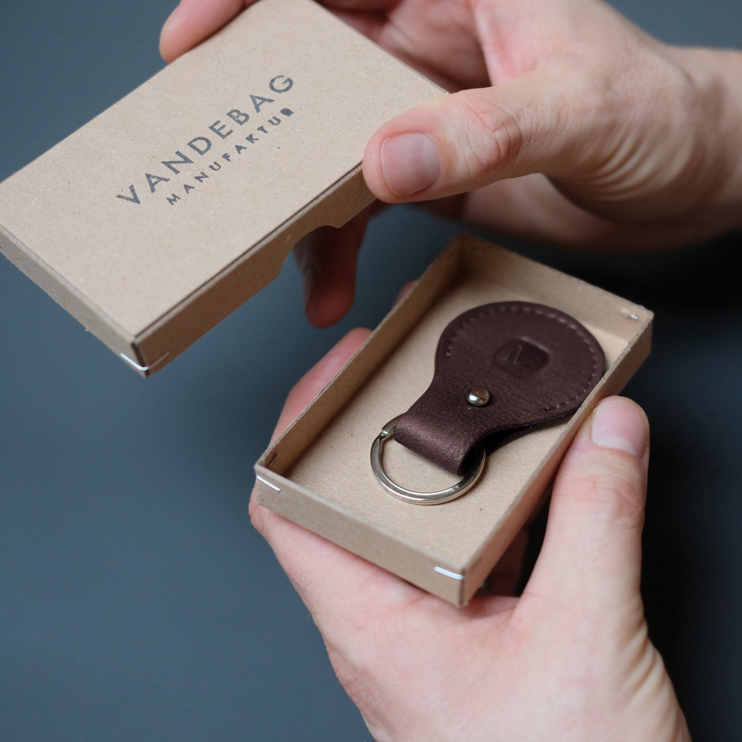 Schlüsselanhänger aus Leder für Airtags in dunkelbraun in einer Geschenkbox