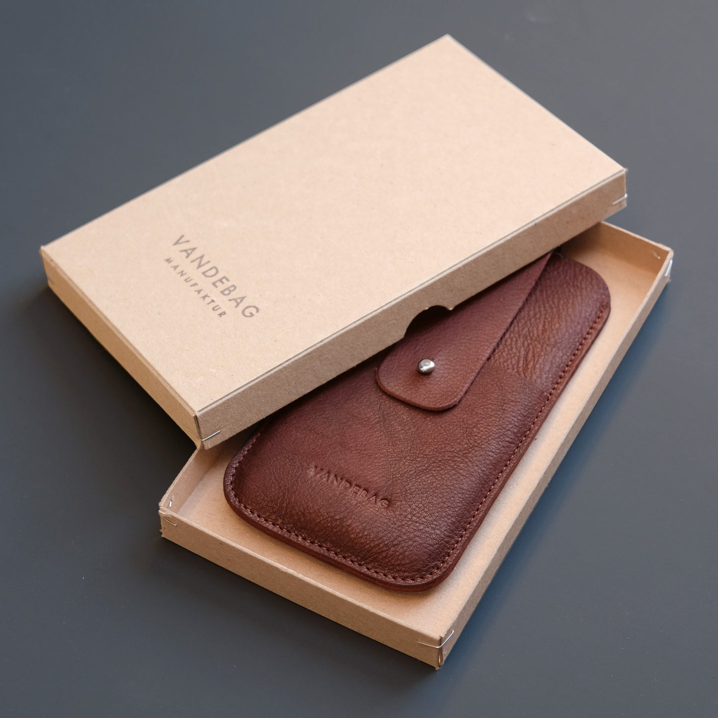 braune Ledertasche für iPhones in Geschenkkarton