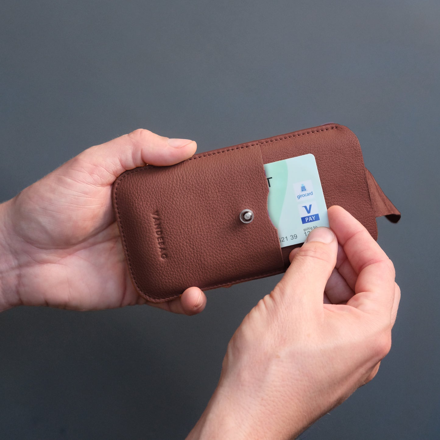 braune iPhone Hülle mit Kartenfach aus Leder