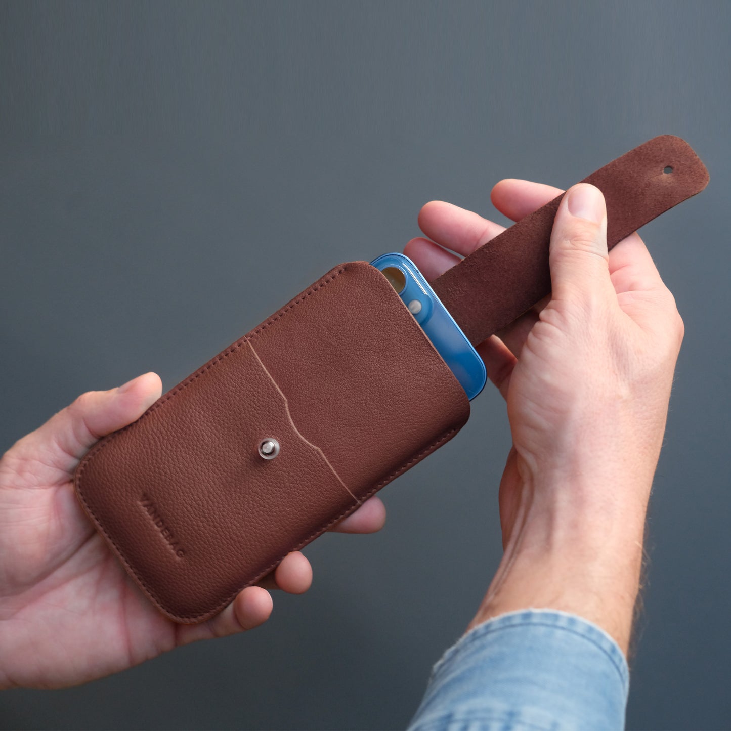 braune iPhonehülle mit Zuglasche aus Leder
