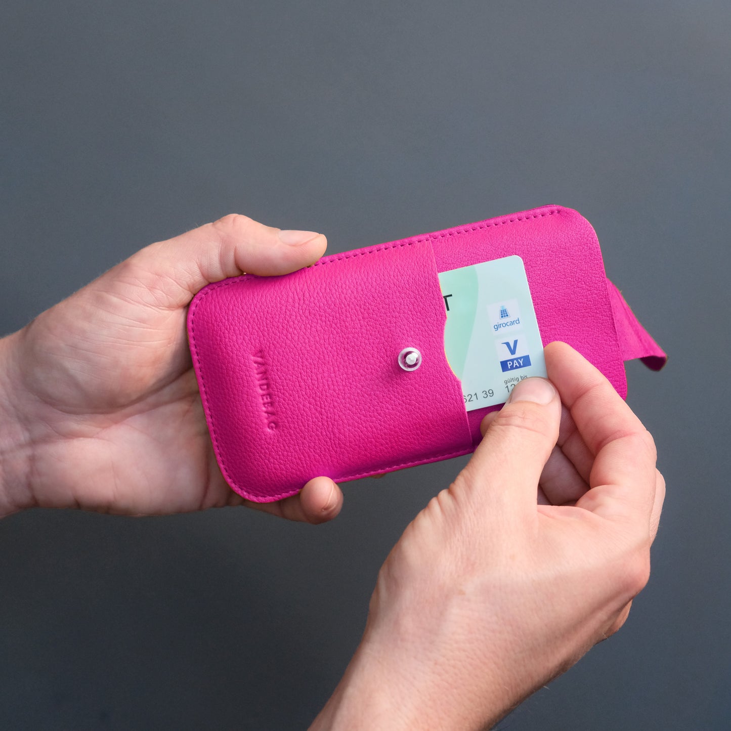 neonpinke iPhone Hülle aus Leder mit Kartenfach