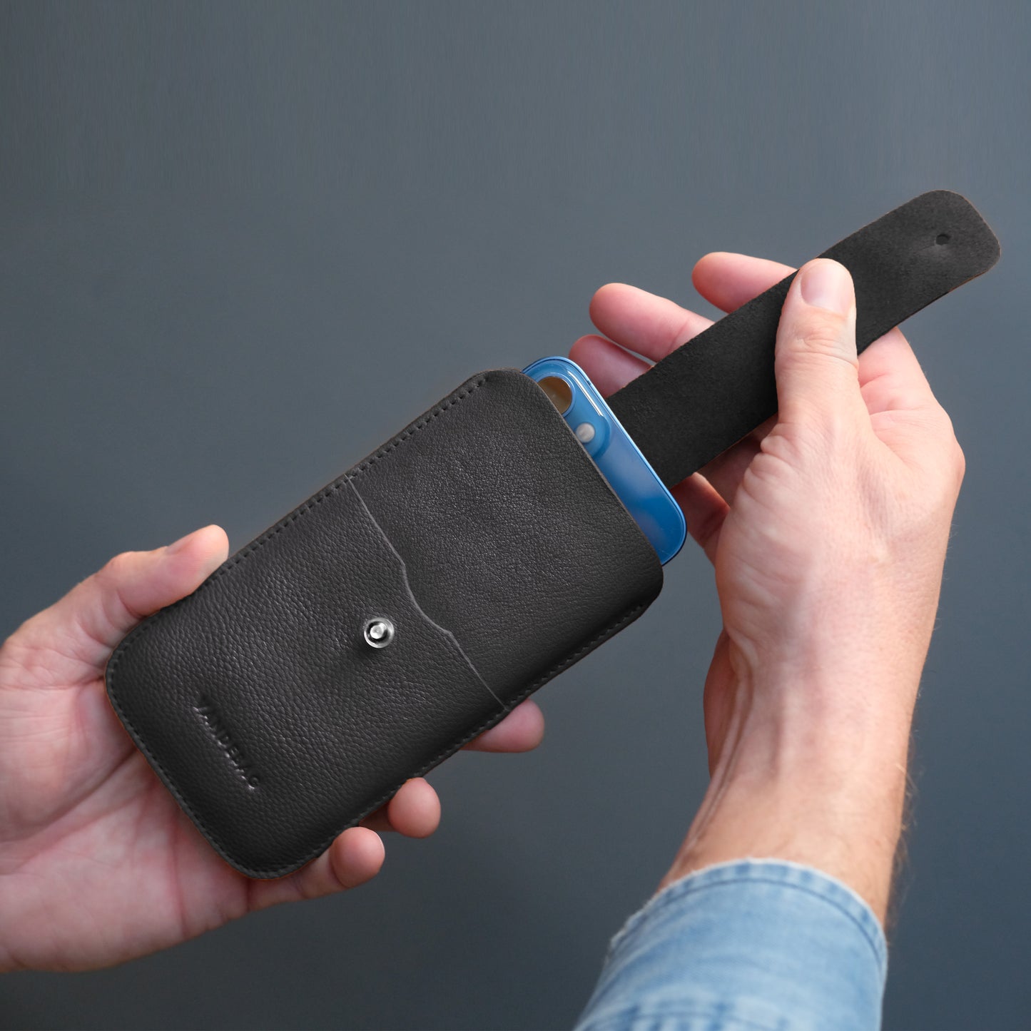 iPhone wird mit Zuglasche aus Handy Sleeve gehoben