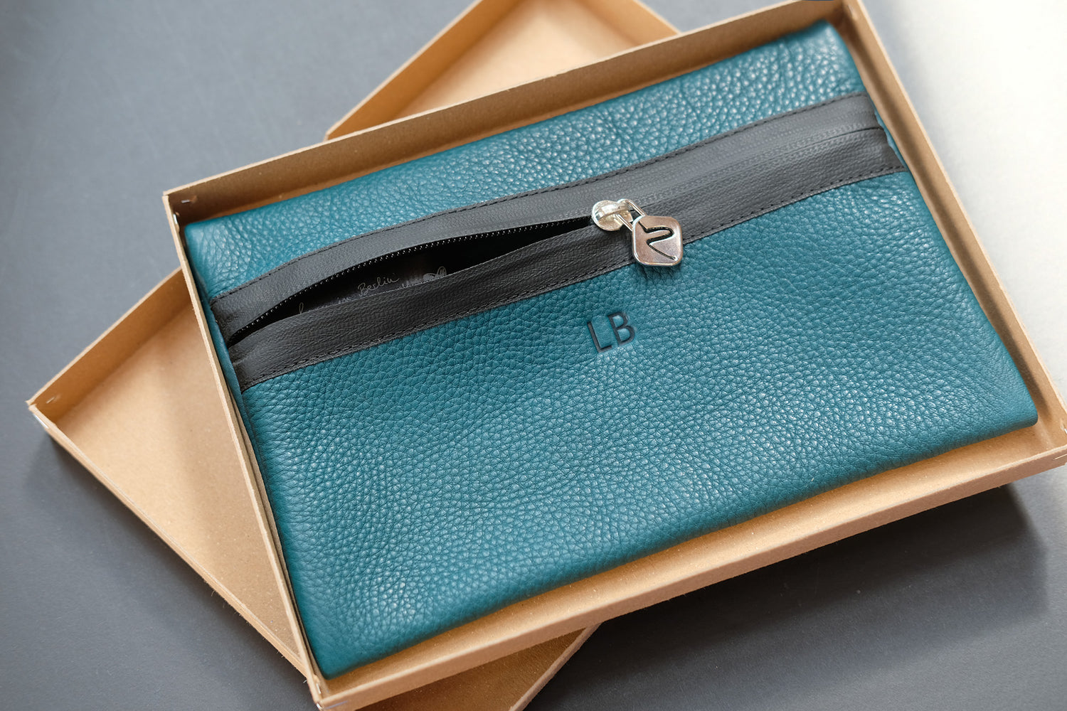 Kabeltasche aus Leder mit Initialen in Petrolgrün