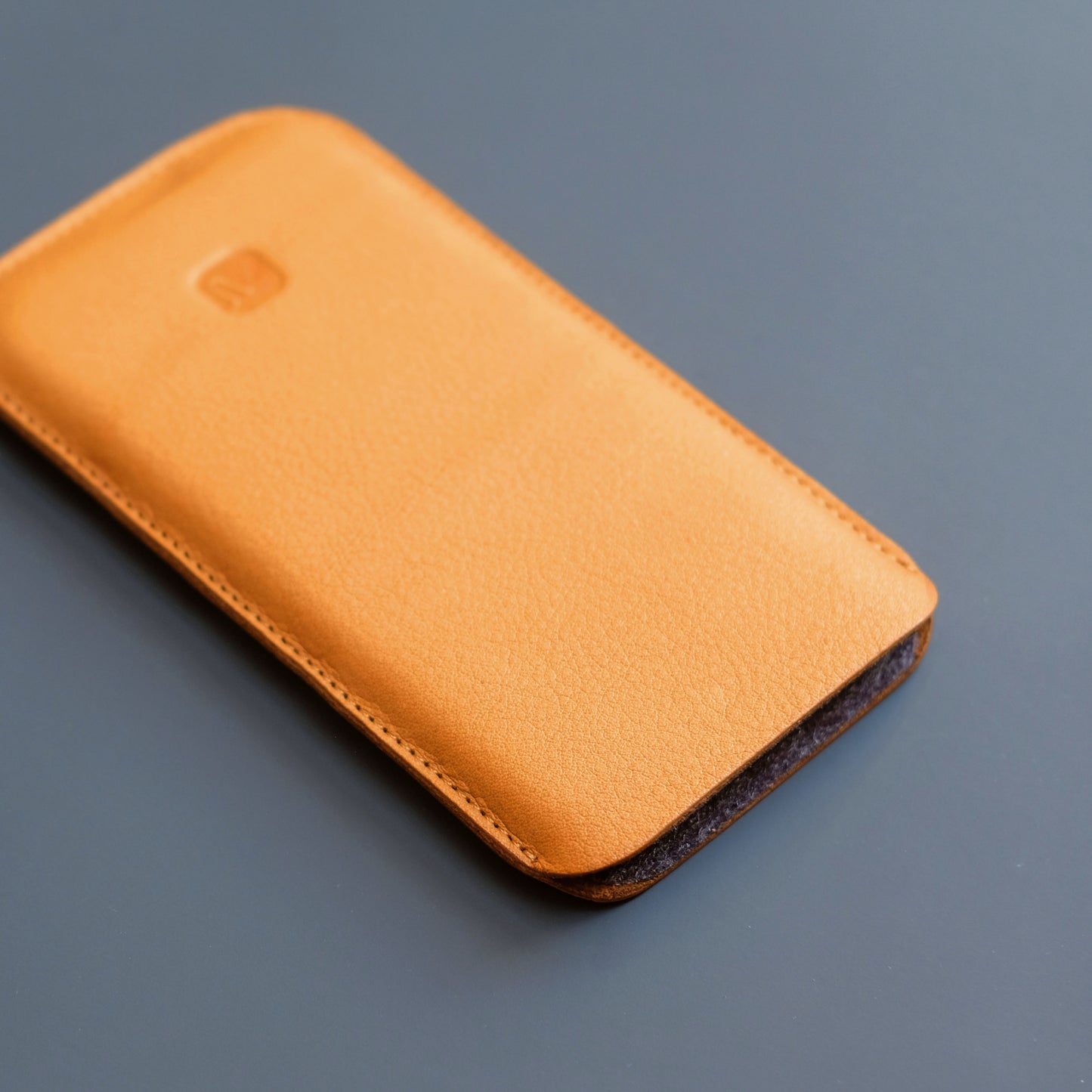 Handy Sleeve aus orangefarbenem Leder mit grauem Filz Futter