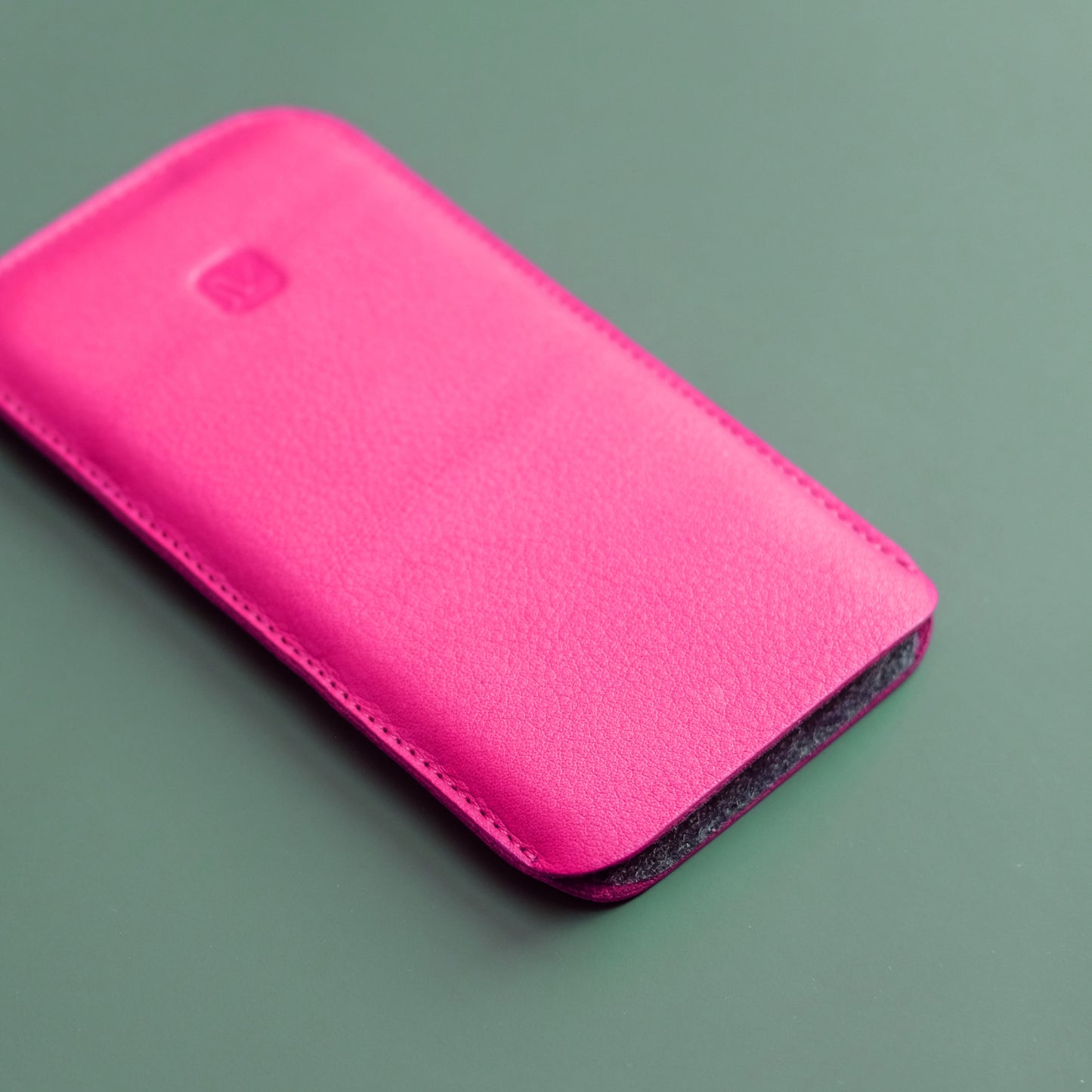 neonpinke iPhone Hülle mit grauem Filz Futter