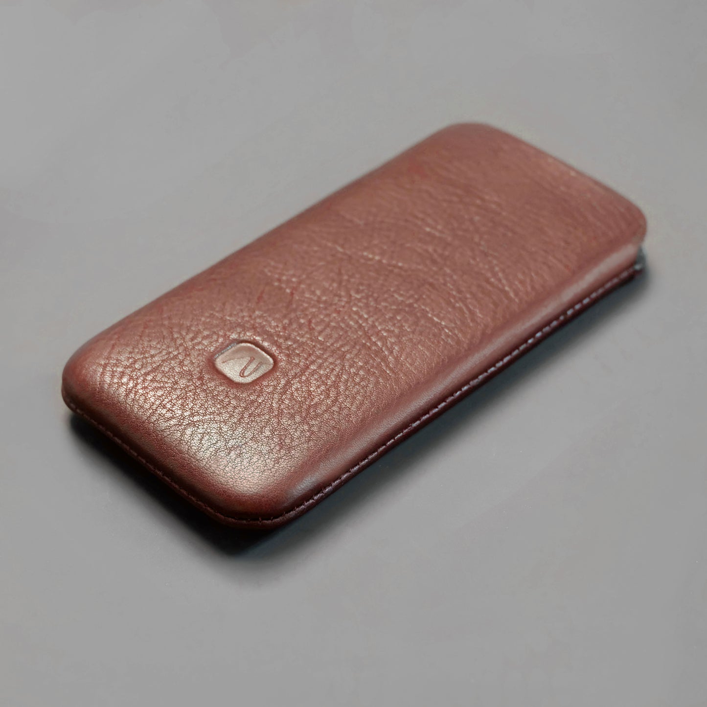 Slim iPhone Sleeve aus braunem leder
