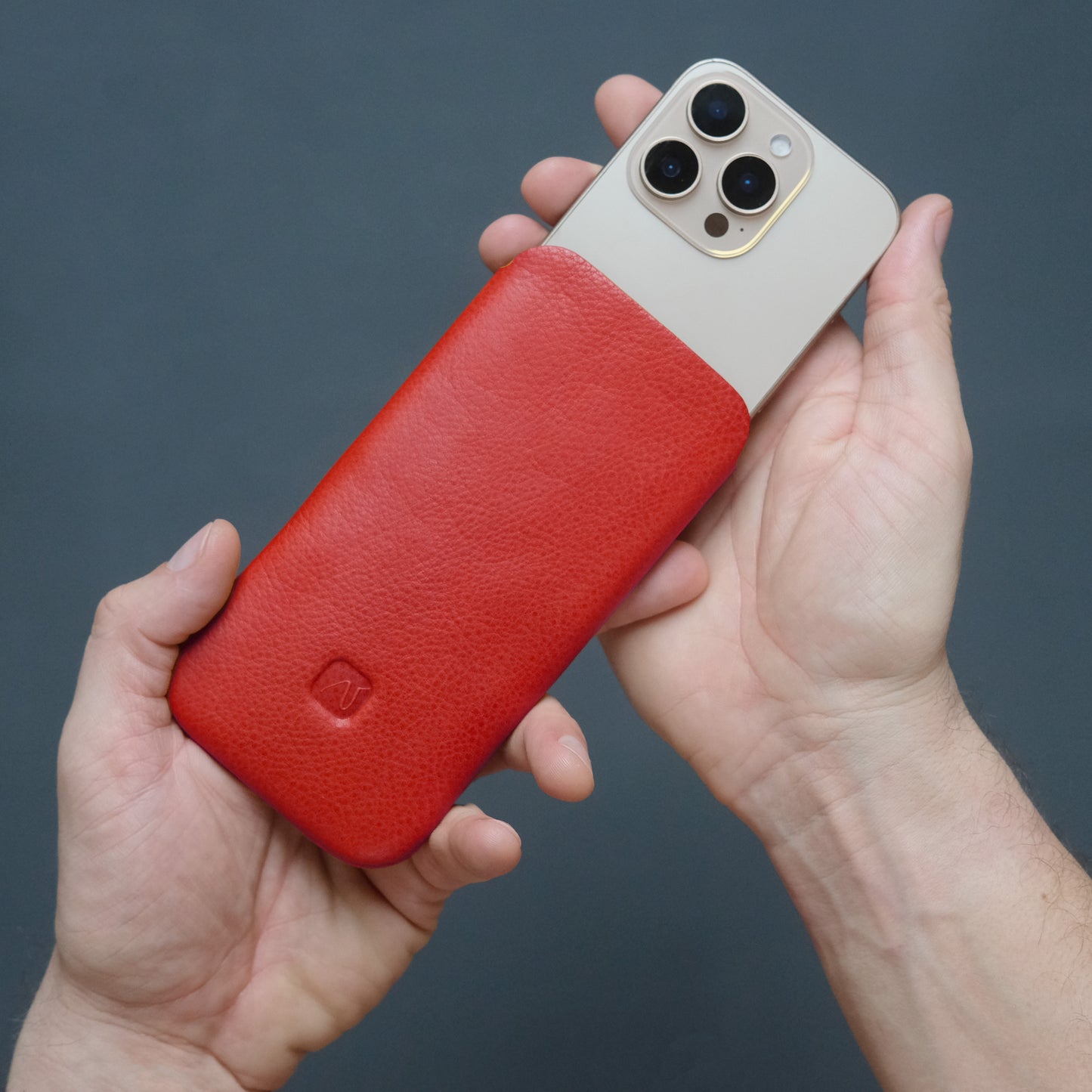 dünnes iPhone Sleeve aus rotem Leder