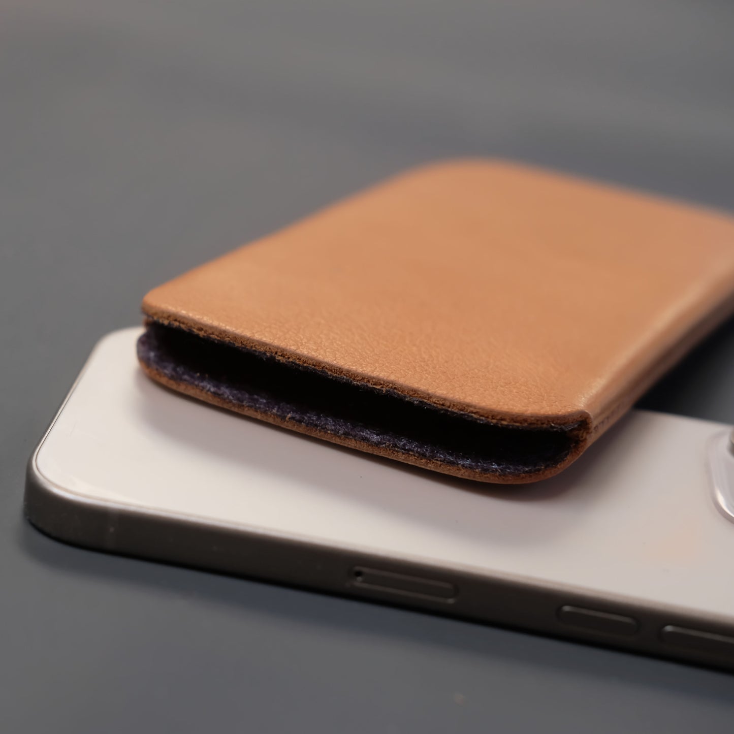 Slim Sleeve - iPhone Hülle KARAMELL