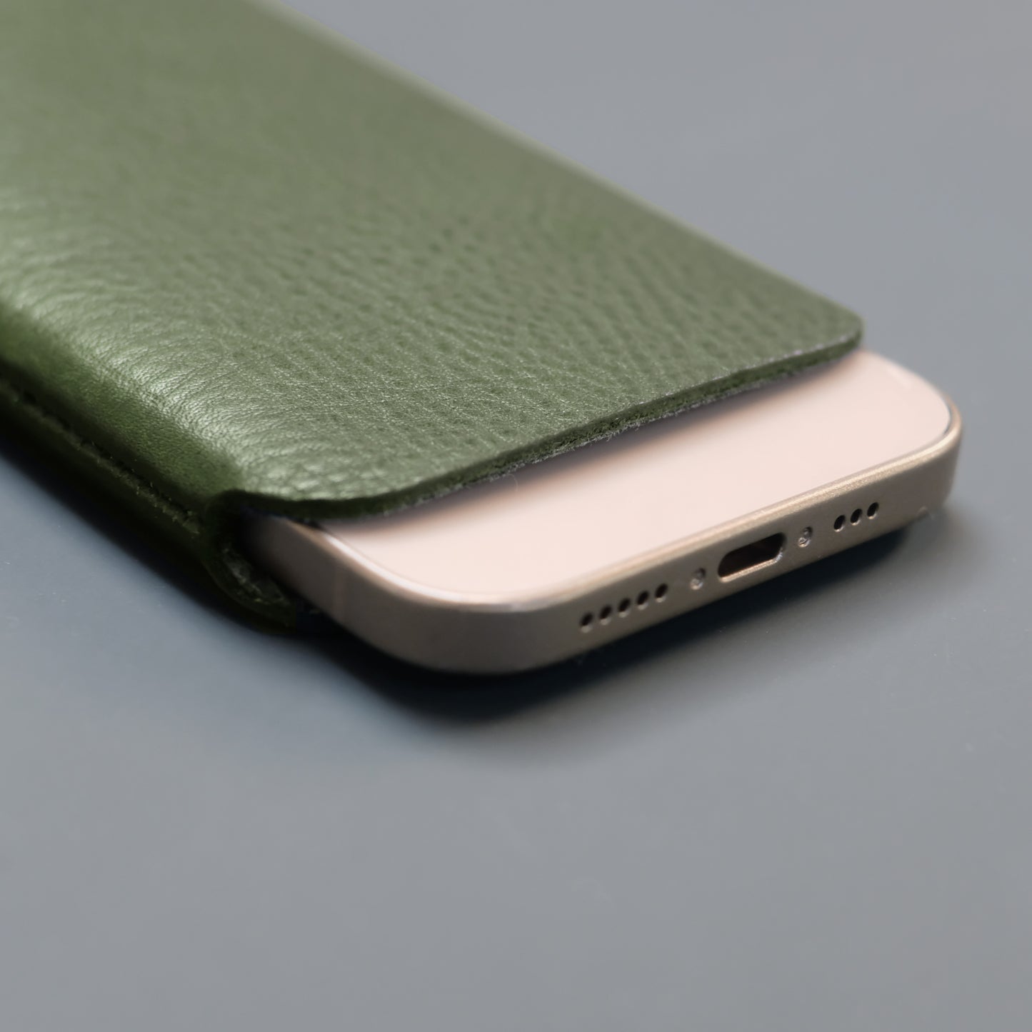 dünne iPhonehülle aus grünem Nappaleder