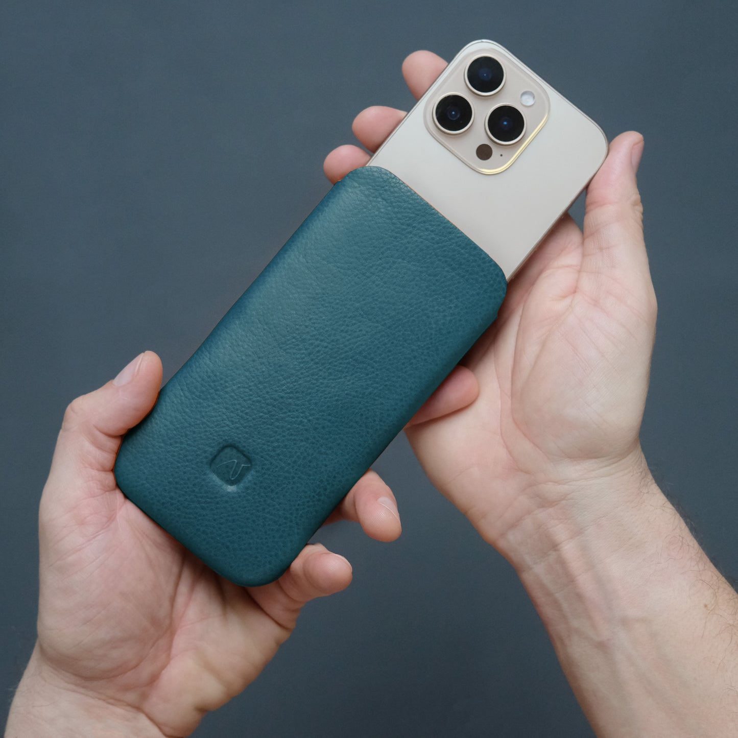 Slim Sleeve fürs iPhone aus pertolfarbenem Leder