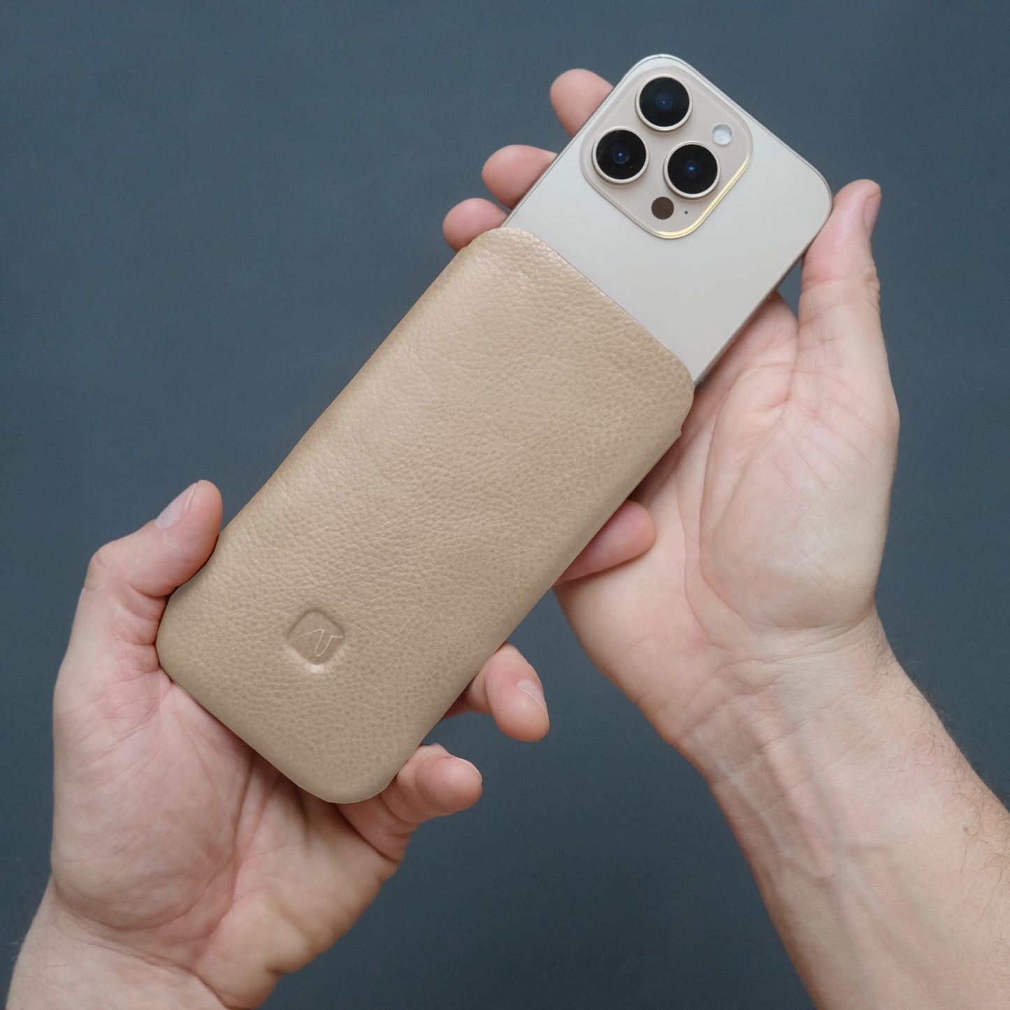 iPhone Slim Sleeve aus sandfarbenem Leder