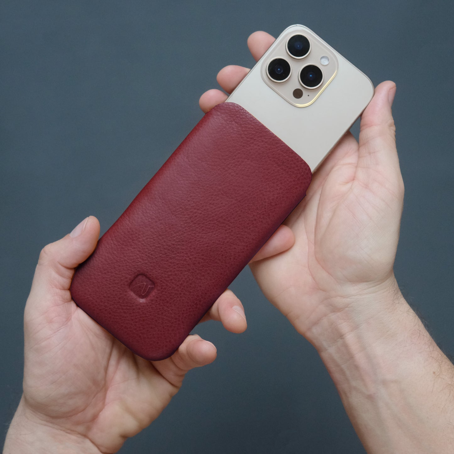 superschlanke iPhone Hülle aus weinrotem Leder