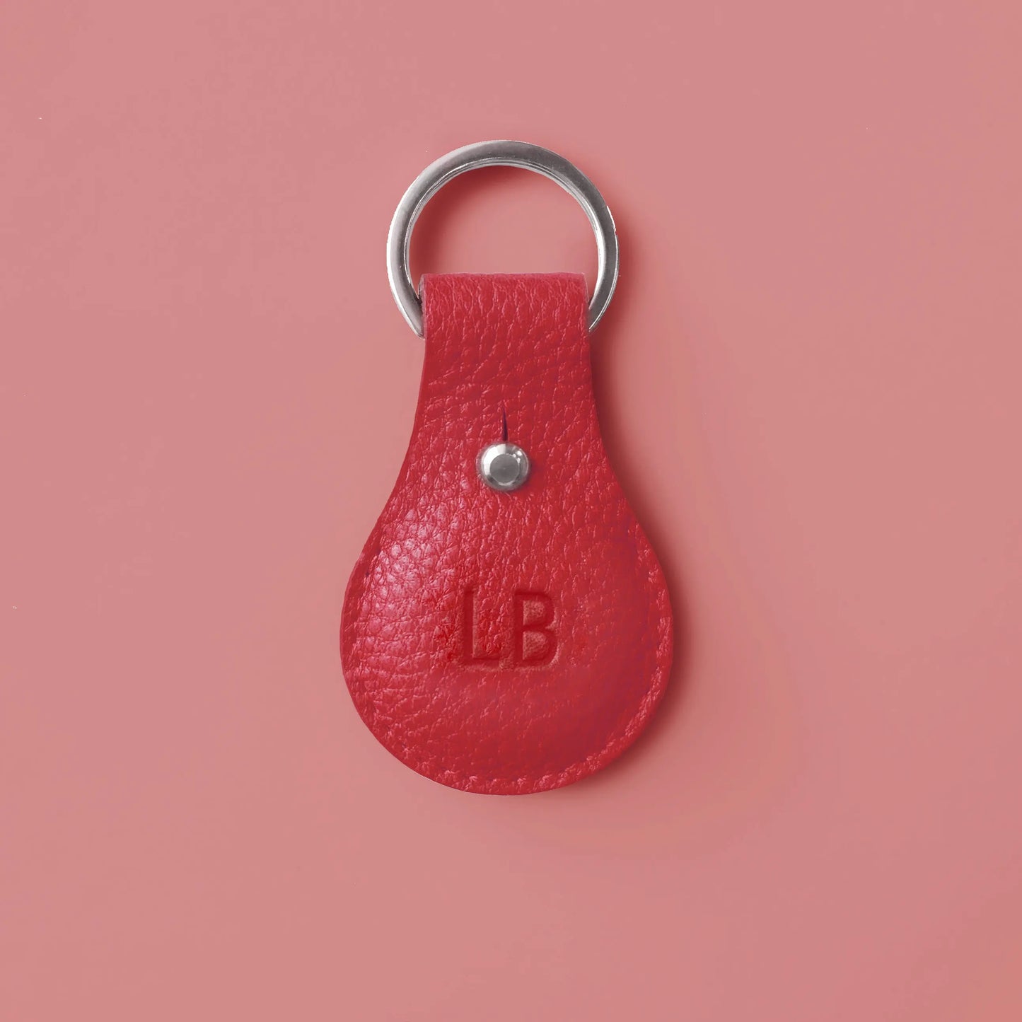 personalisierte Airtaghülle aus rotem Leder von Vandebag