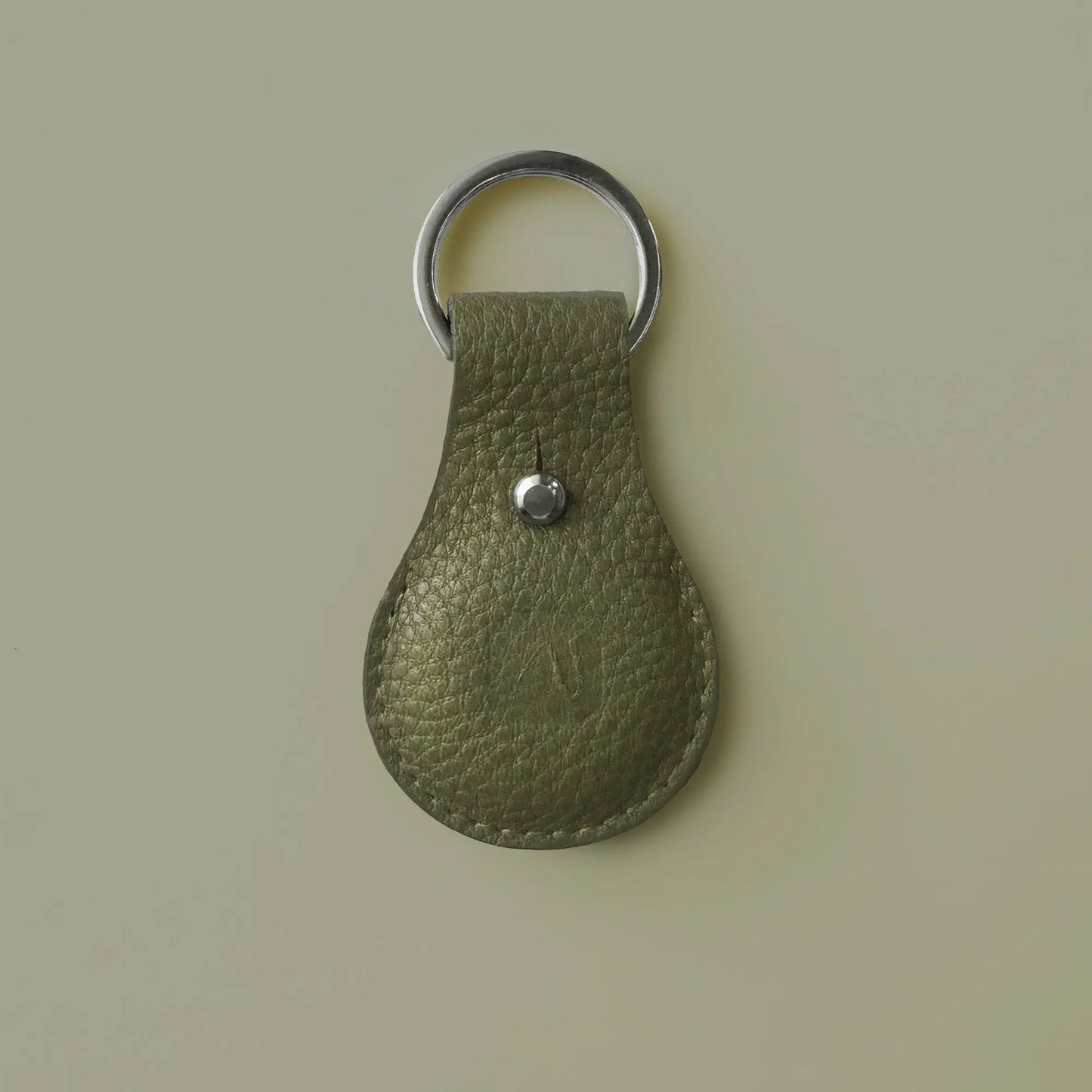 olivgrüne Airtaghülle aus Leder mit Schlüsselring und Knopfniete von Vandebag