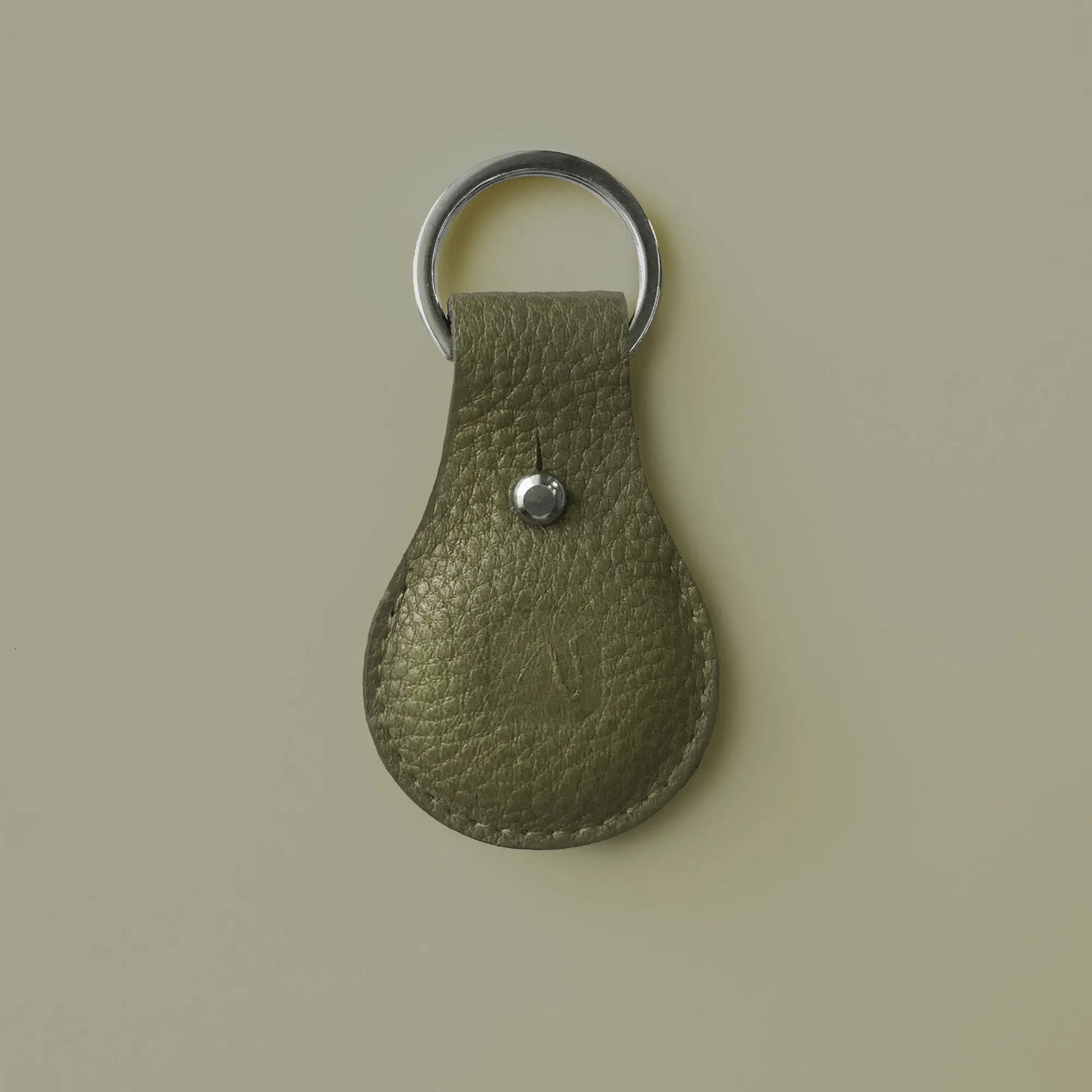olivgrüne Airtaghülle aus Leder mit Schlüsselring und Knopfniete von Vandebag
