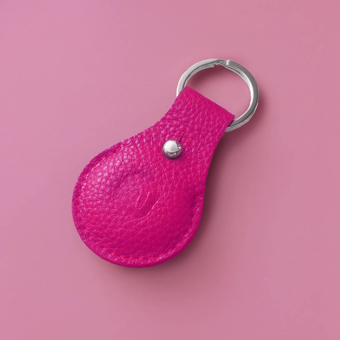Airtag Hülle aus pinkem Leder mit Schüsselring und Logoprägung