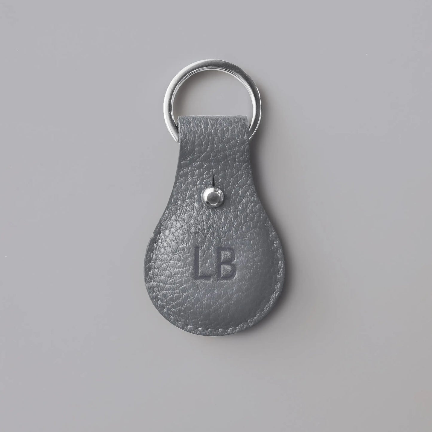 Airtaghülle aus grauem Leder mit Personalisierung