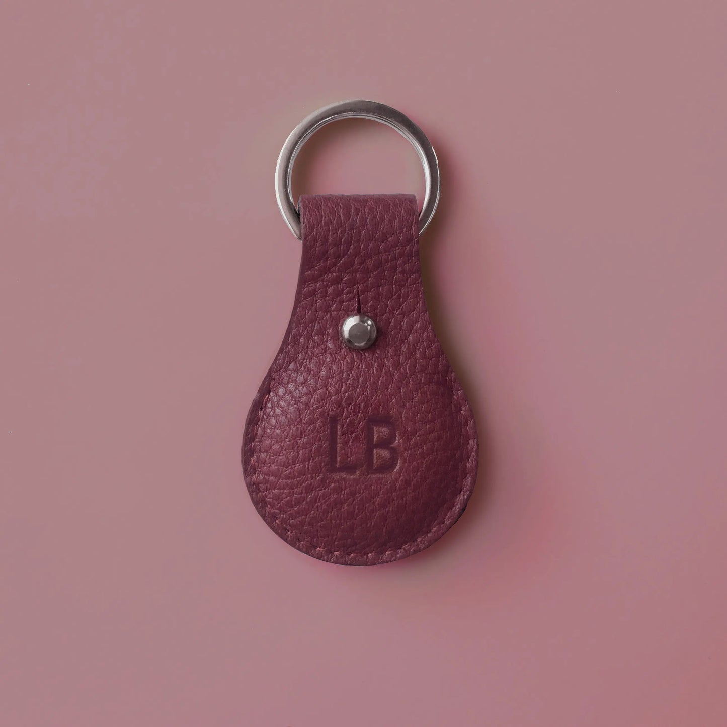 weinrote Lederhülle für Airtags mit Personalisierung