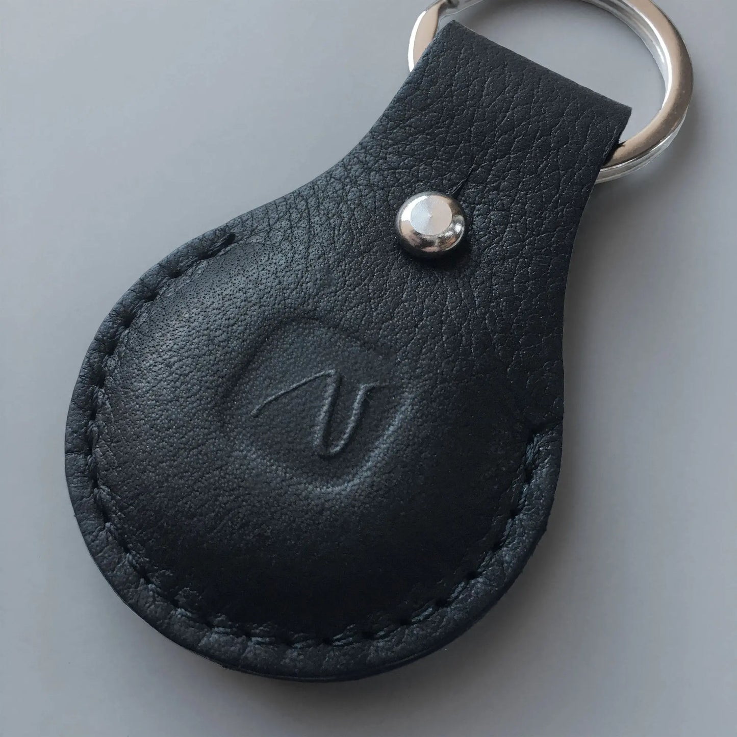 Airtag Anhänger aus Leder in schwarz mit silbernem Schlüsselring