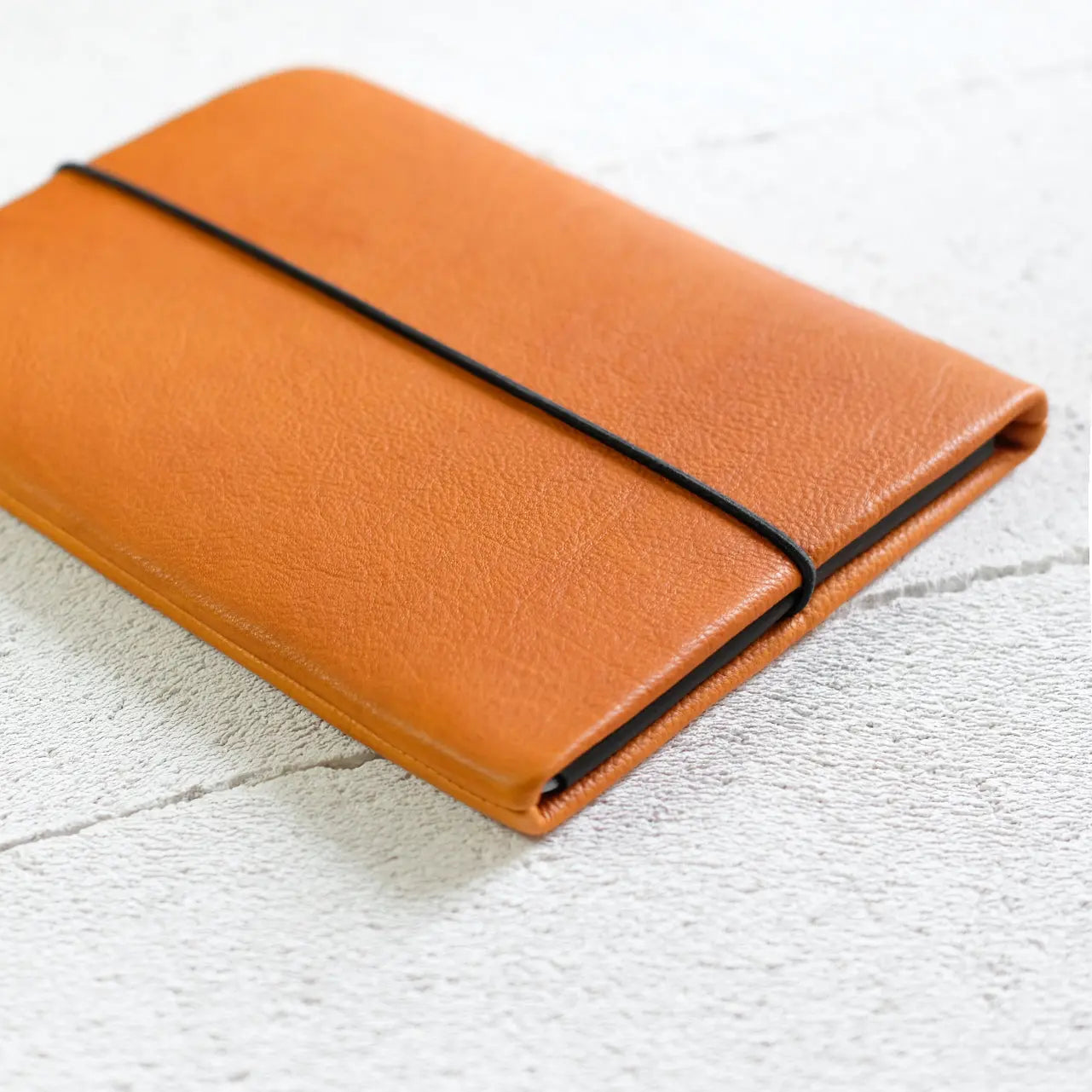 Lederhülle für iPads und Kindles oder nach Maß aus orangefarbenem Leder mit Verschlussgummi
