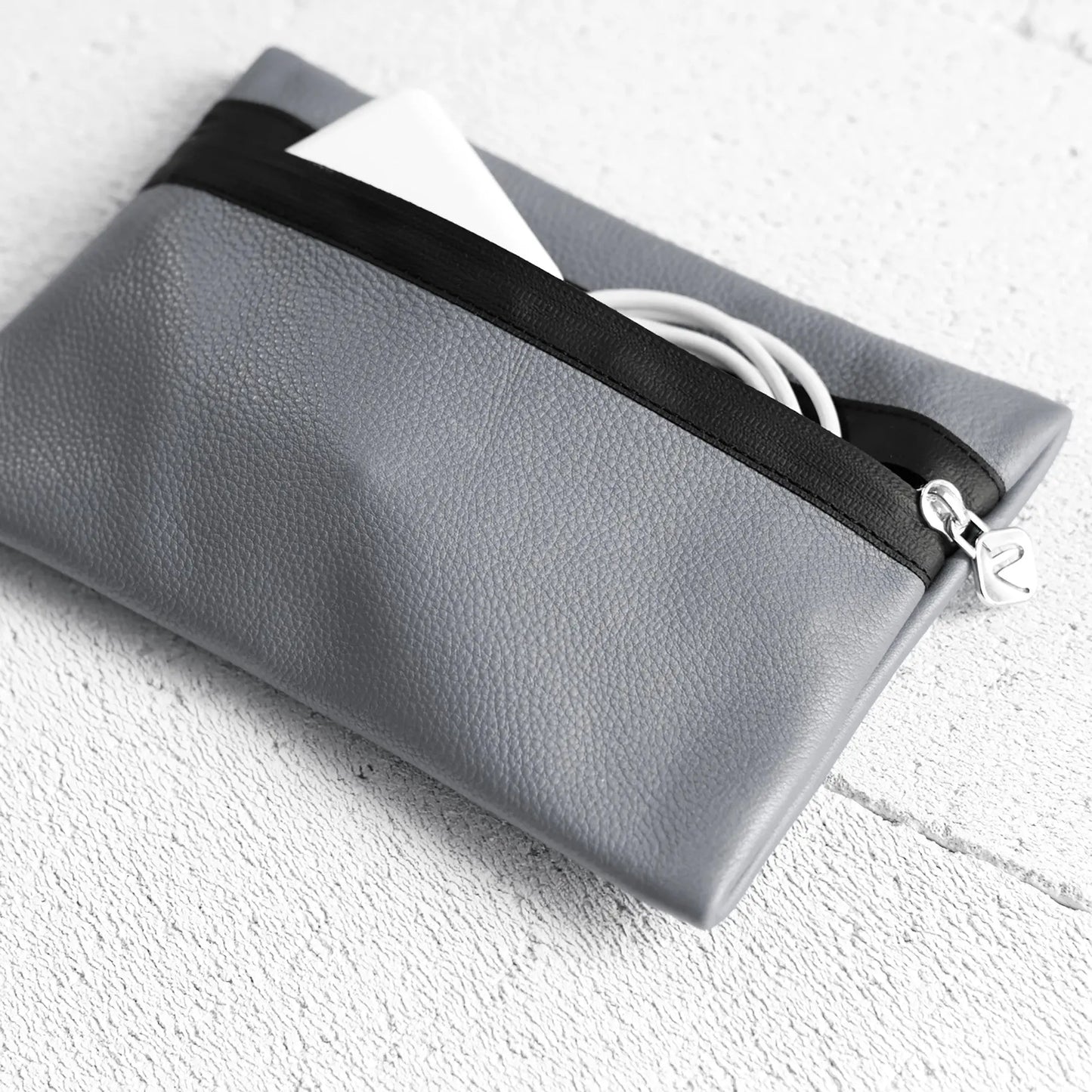 Chargertasche mit Charger aus grauem Leder