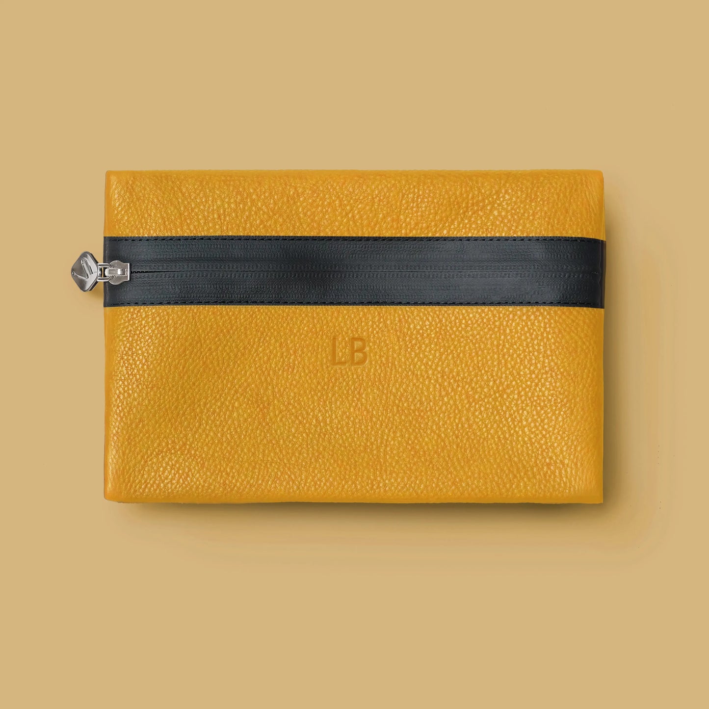 Kabeltasche aus gelbem Leder mit eingeprägten Initialen