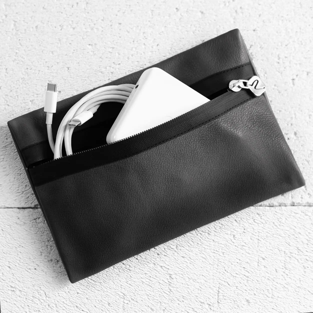 schwarze Kabeltasche aus Leder mit Charger