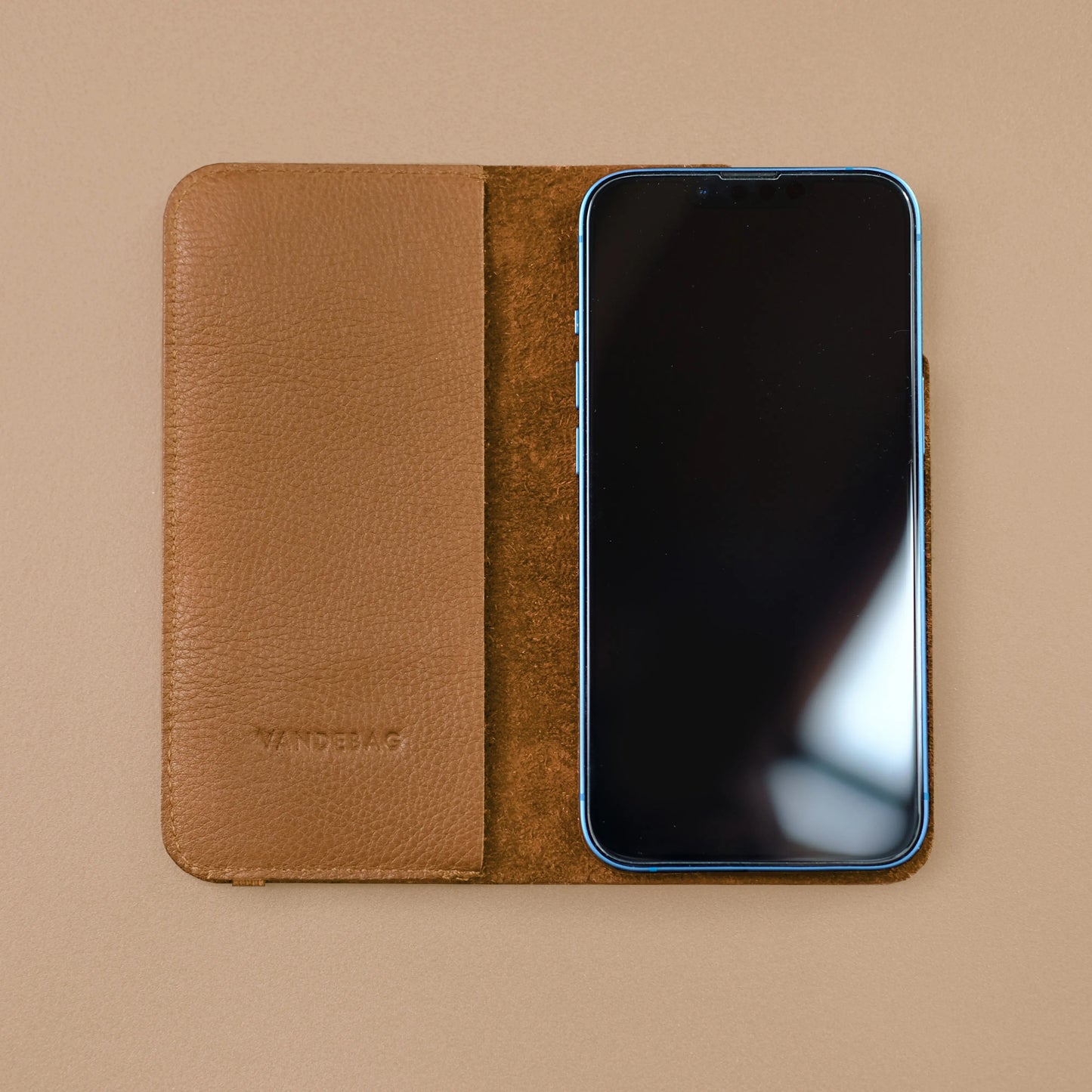aufgeklapptes iPhone Cover aus hellbraunem Rindsleder