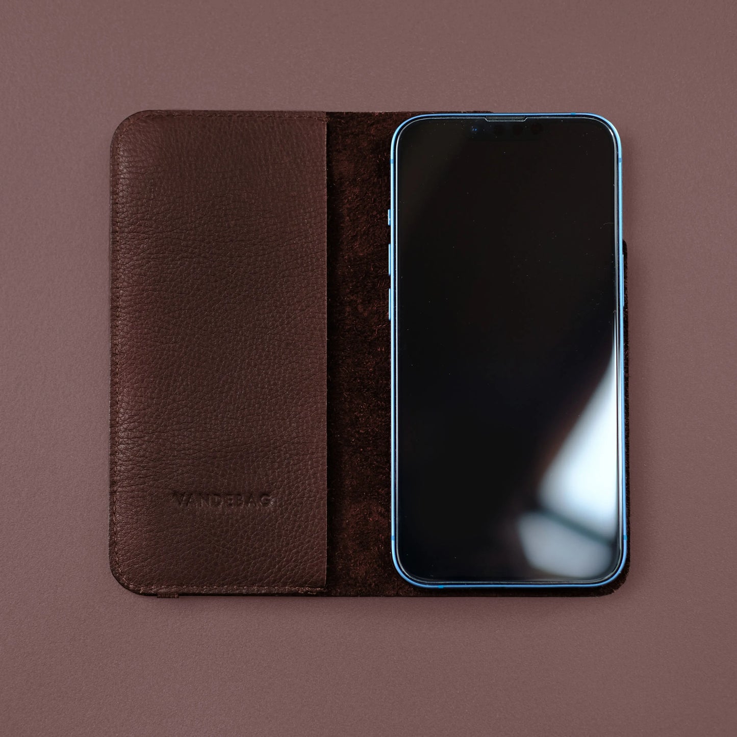 Handy Klapphülle dunkelbraun mit Prägung von Vandebag und iPhone 13