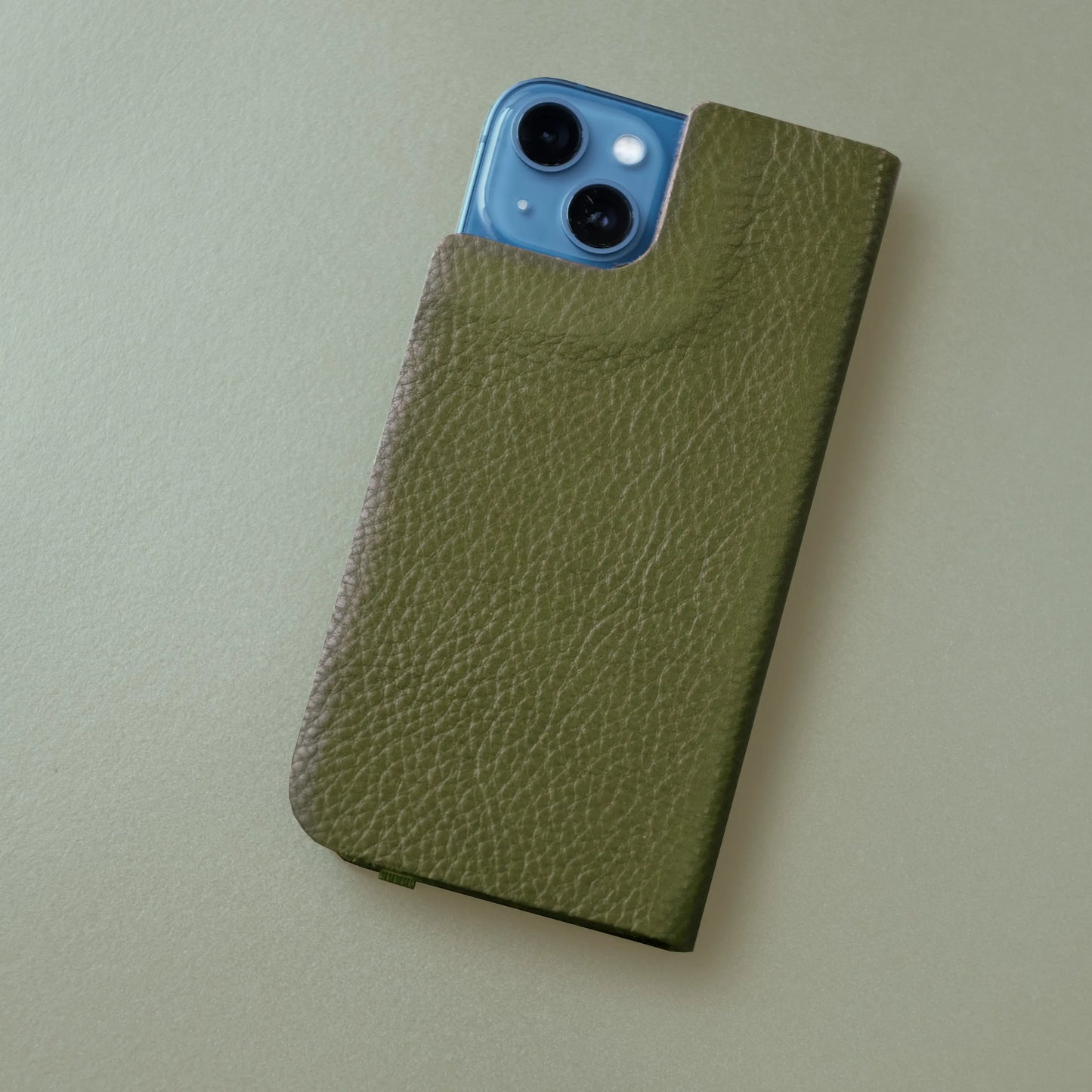olivgrünes Ledercover für iPhones mit blauem iPhone 13