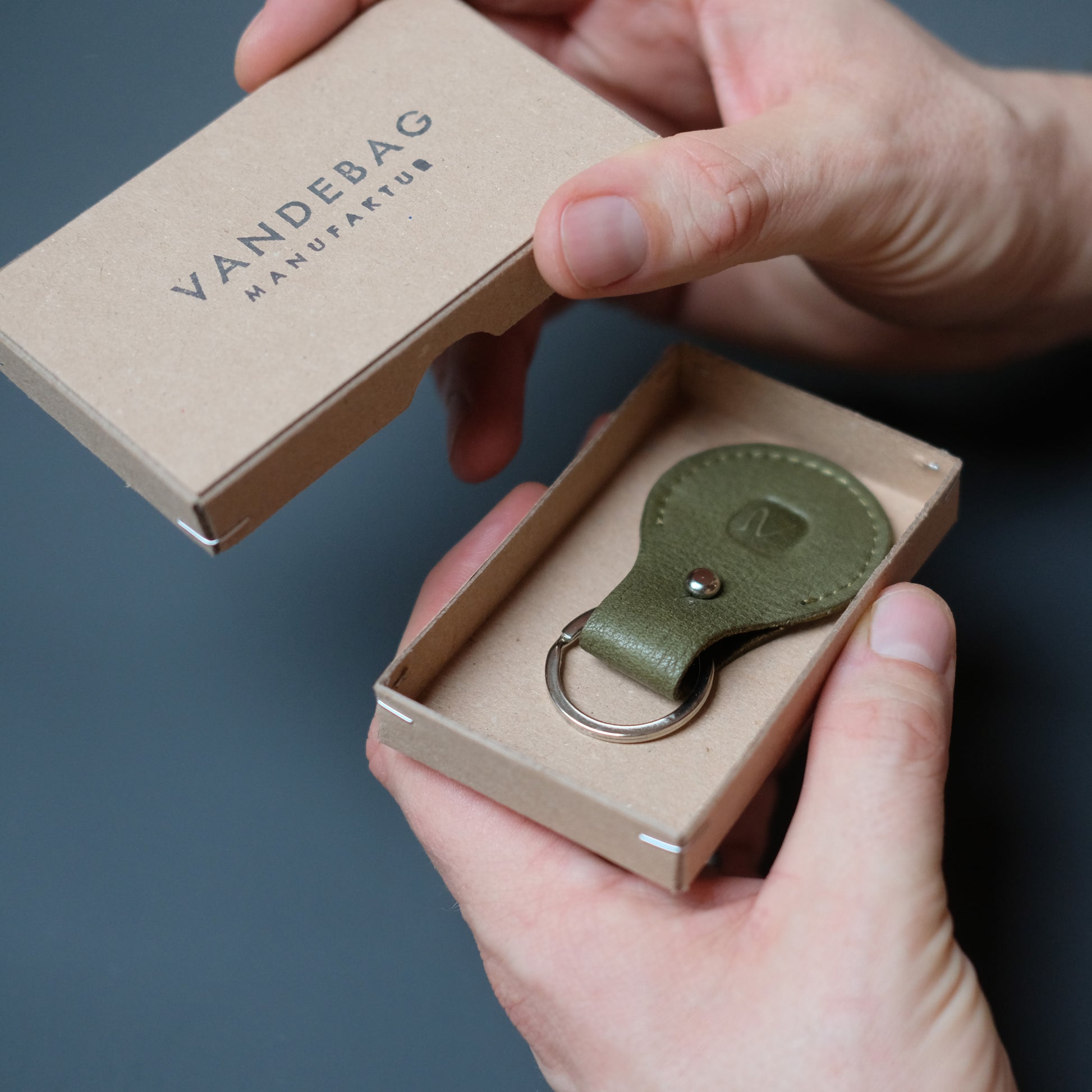 Airtag Schlüsselanhänger aus grünem Leder in Geschenkebox