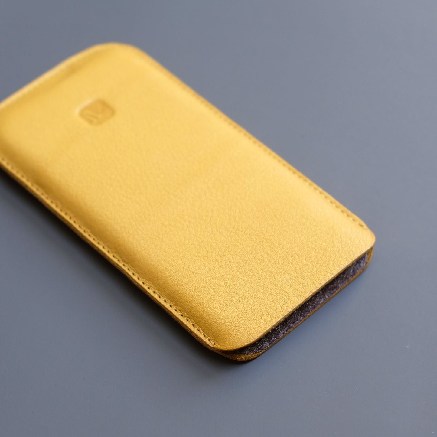 iPhone Hülle aus gelbem Leder mit grauem Filz Futter