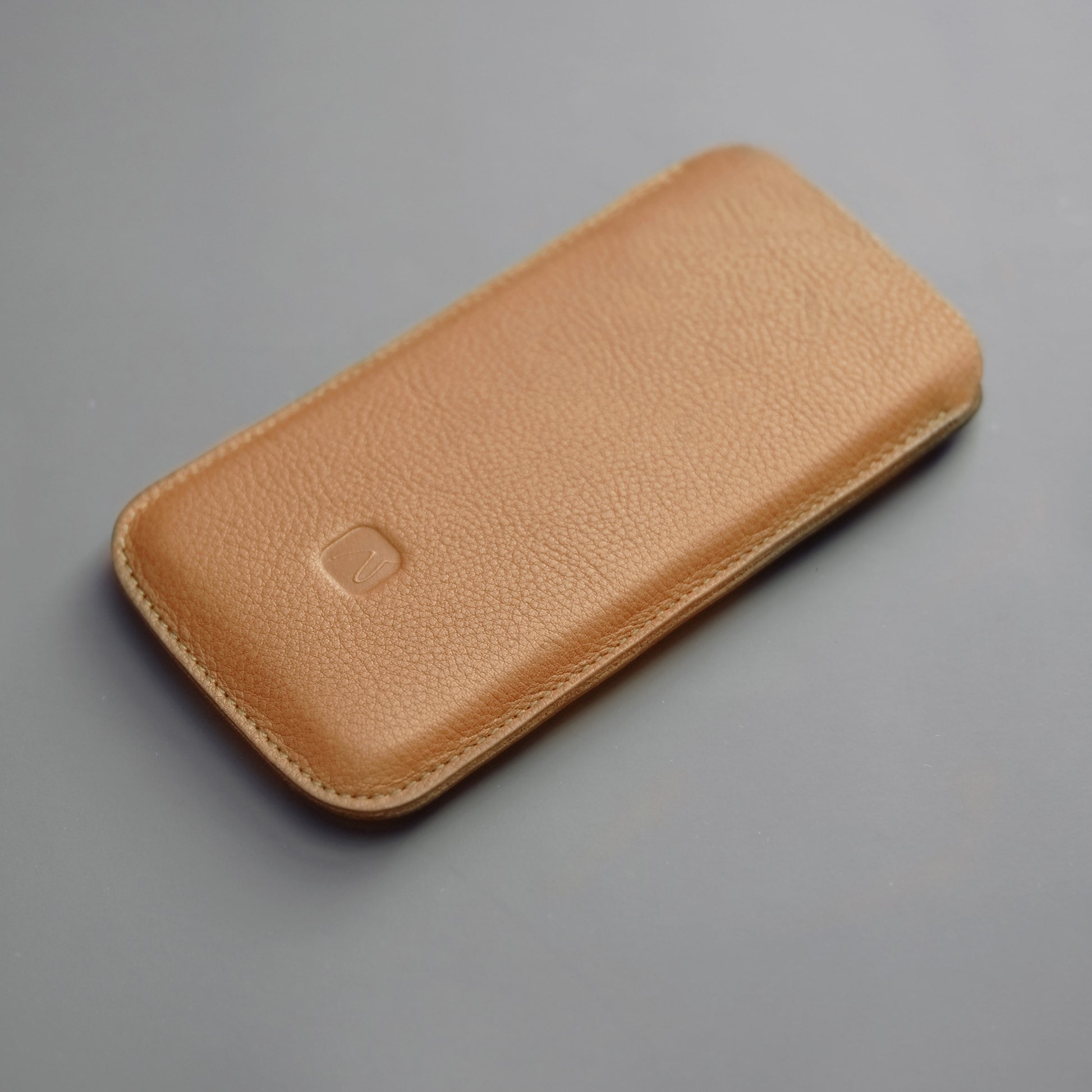 karamellfarbenes iPhone Sleeve aus Leder