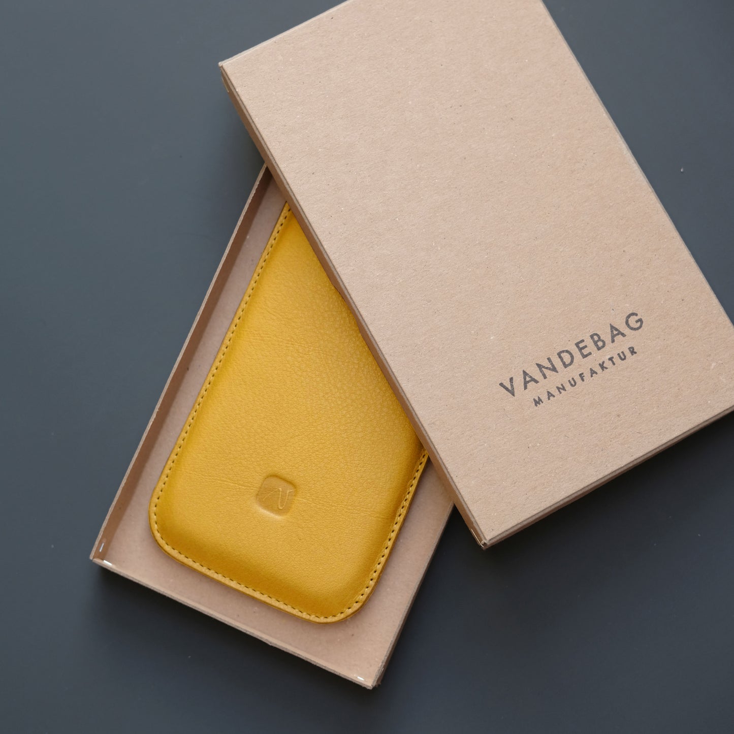 Geschenkbox mit gelbem Leder Sleeve für iPhones