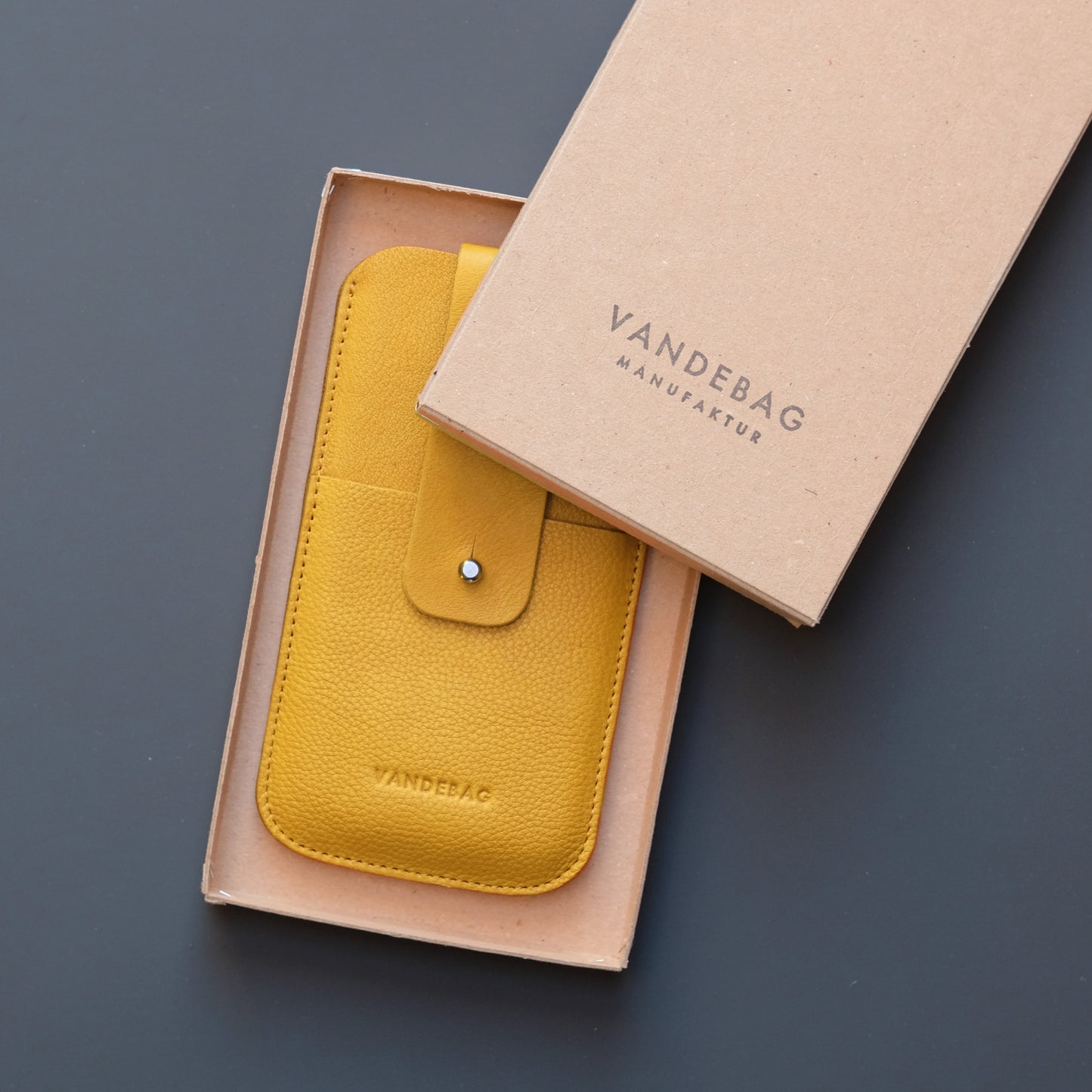 gelbes Handy Sleeve aus Leder in Geschenkbox