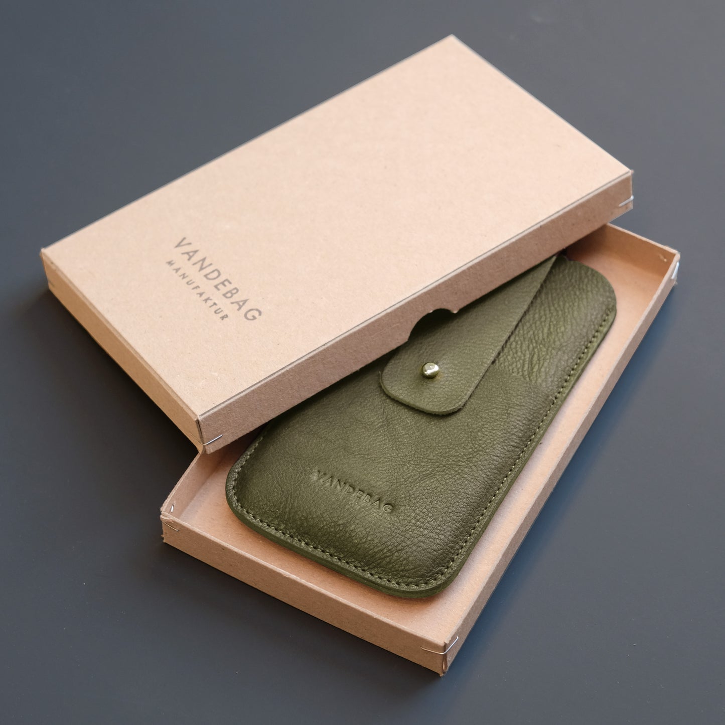 Handy Hülle aus Rindsleder in Olivgrün mit Geschenkkarton