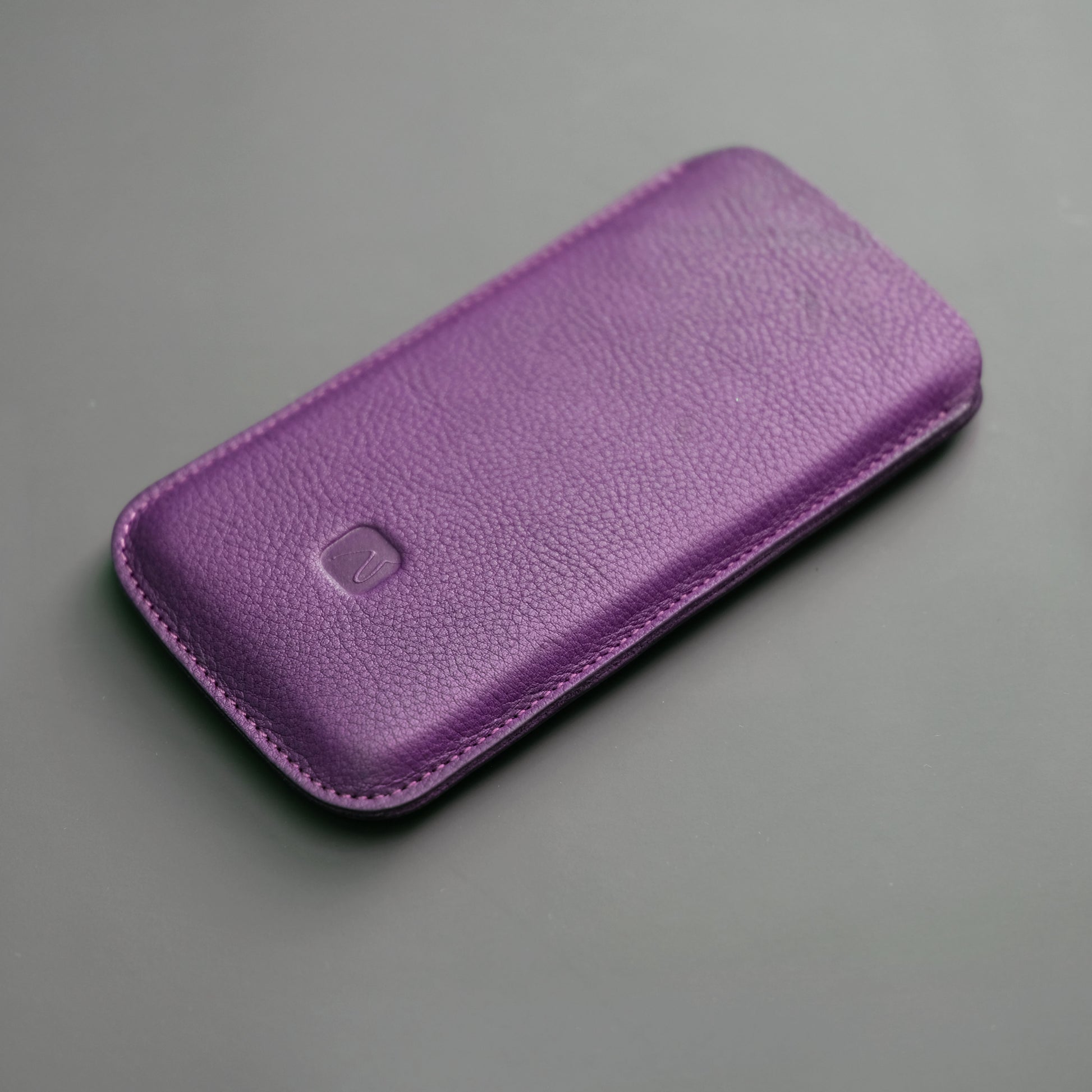 iPhone Sleeve aus lila Leder