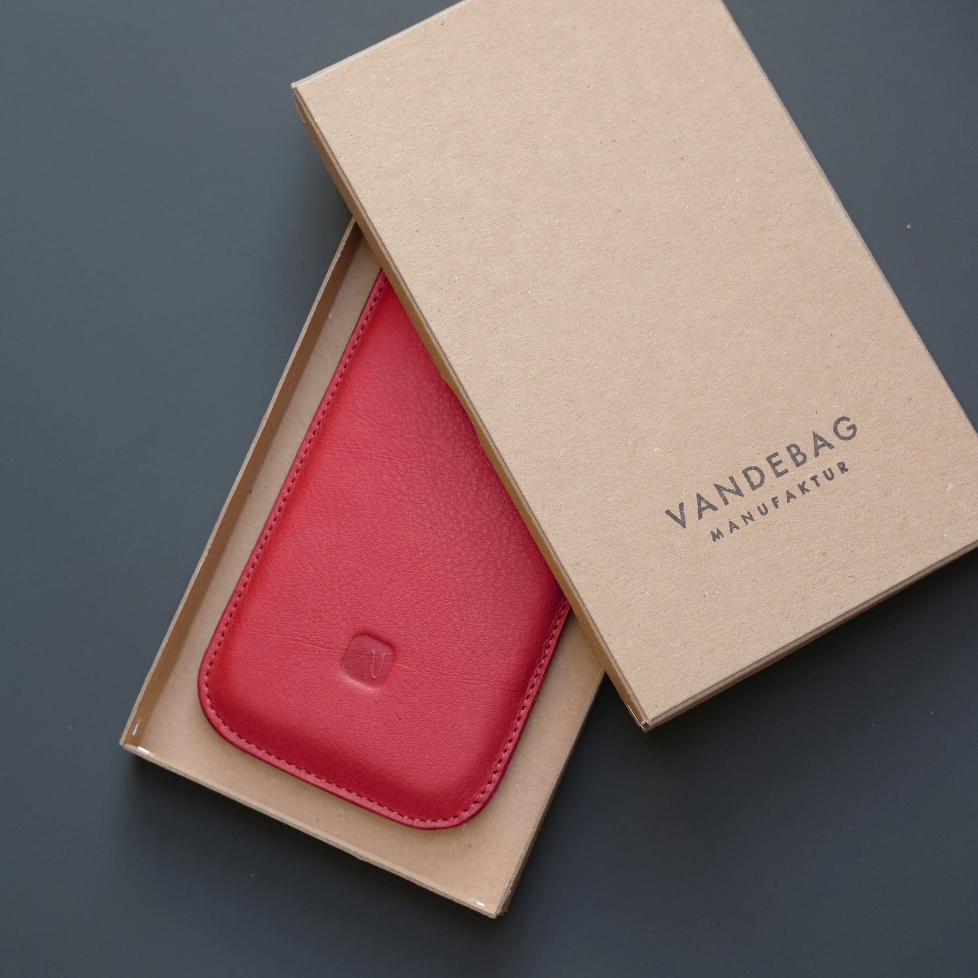 Geschenkbox mit rotem Handy Sleeve