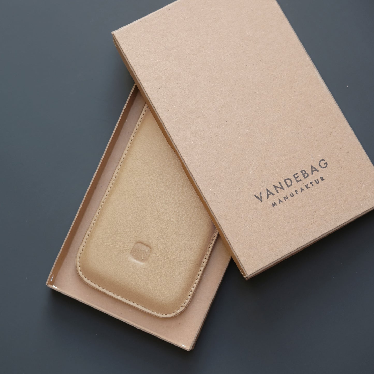 Geschenkbox mit sandfarbenem iPhone Sleeve