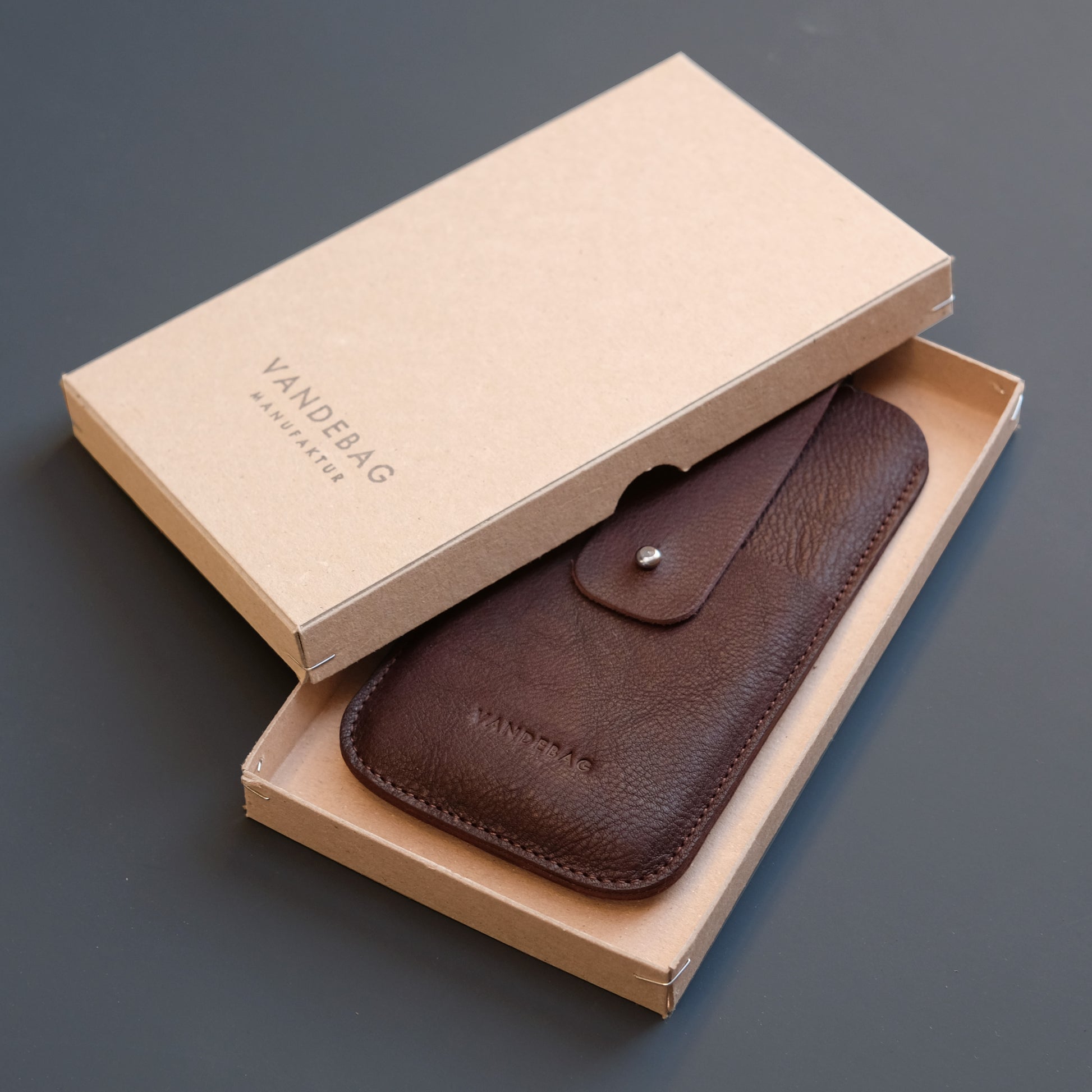 dunkelbraune Handyhülle aus Leder in Produktkarton