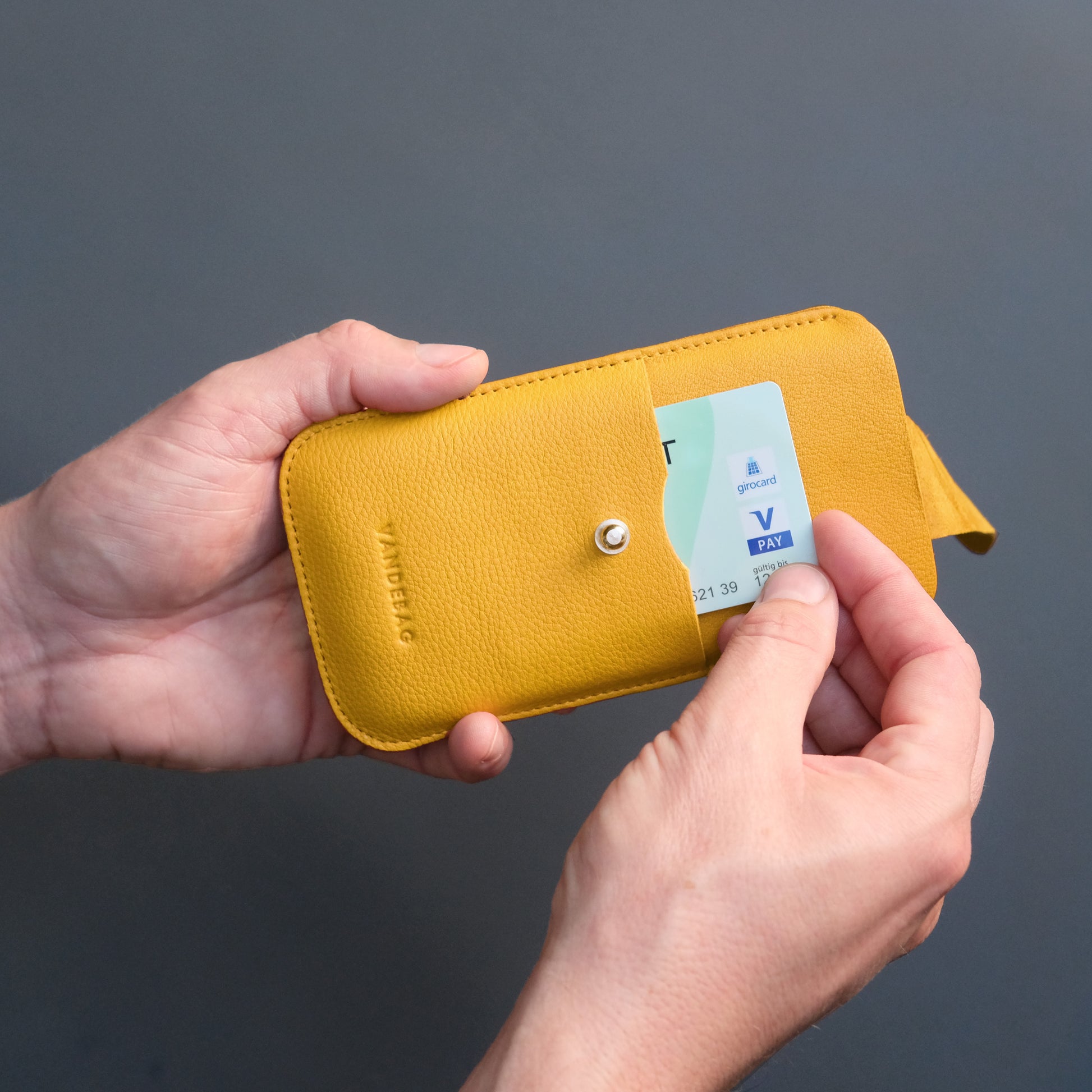 gelbe Handyhülle aus Leder mit Kartenfach
