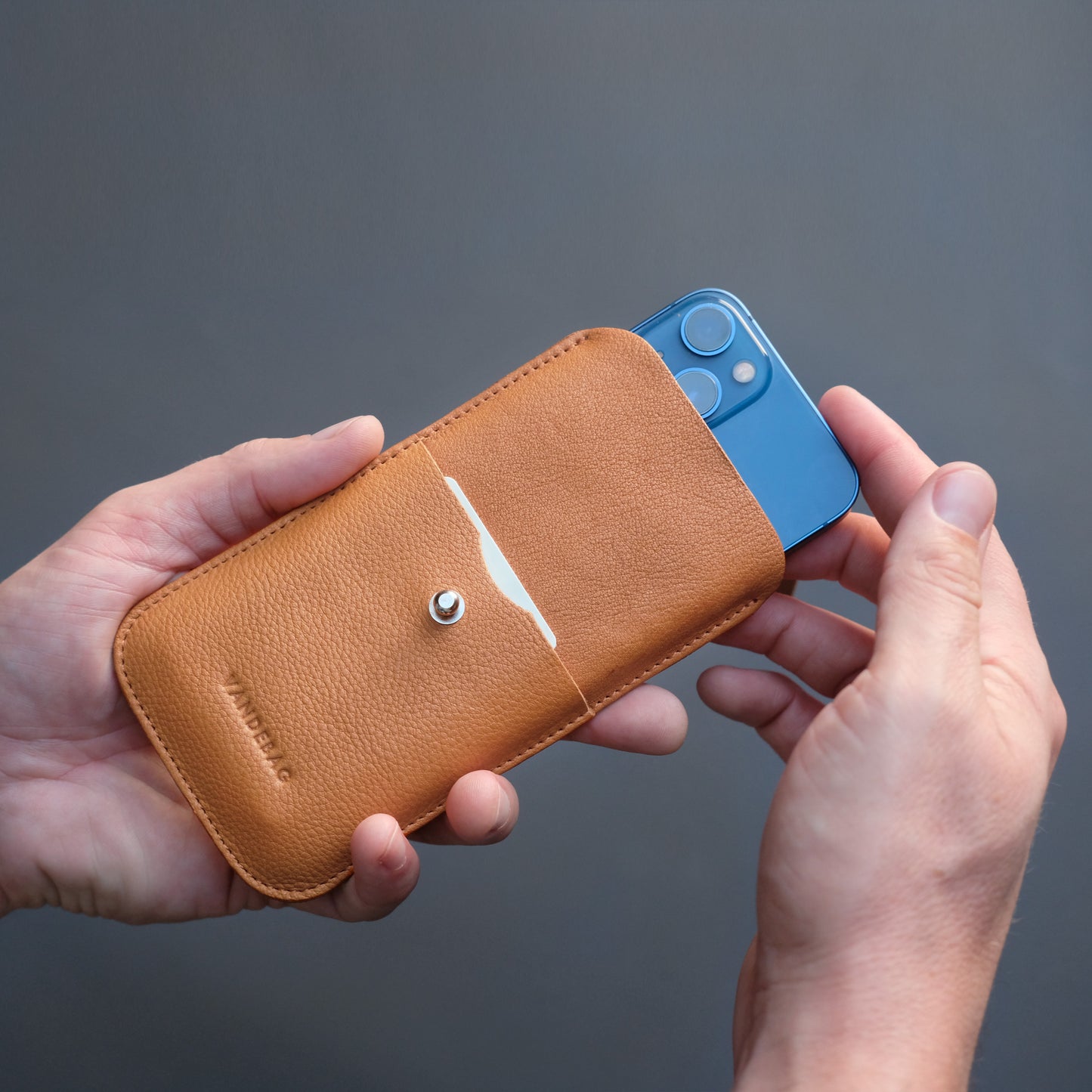 Handy Slevve aus hellbraunem Leder mit blauem iPhone