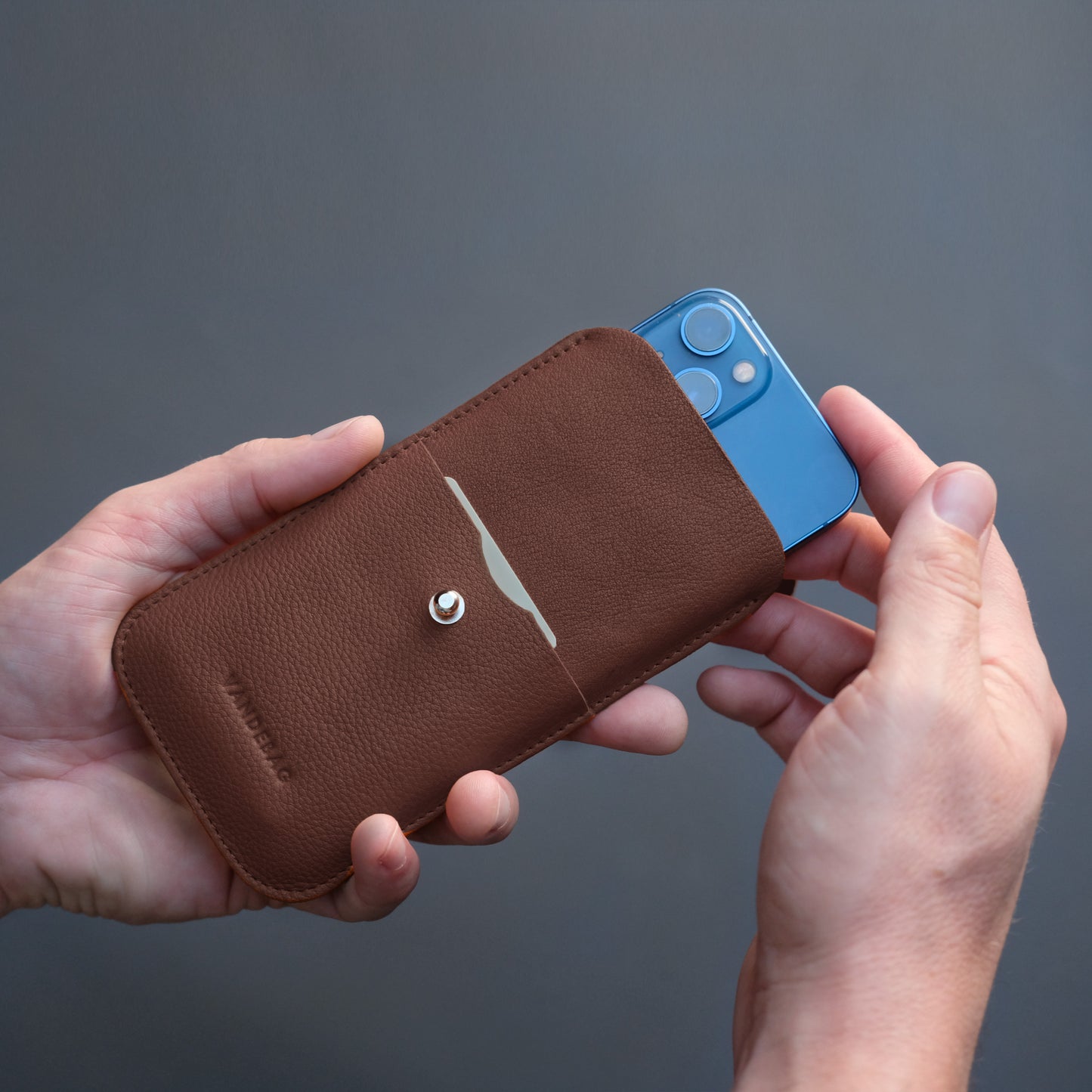 Handy Sleeve mit Zuglasche NUSSBRAUN