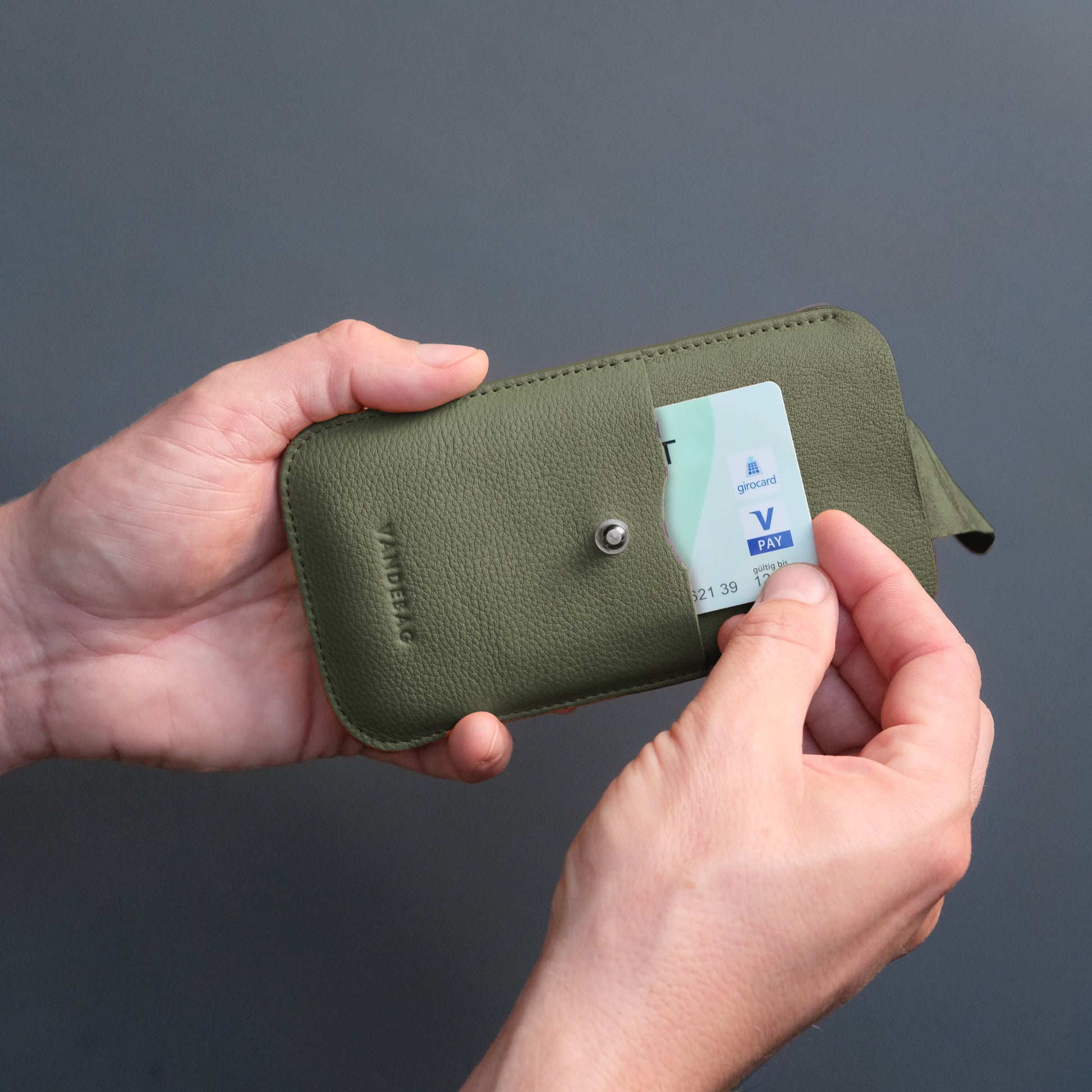 iPhone Hülle aus Rindsleder mit Kartenfach in Olivgrün