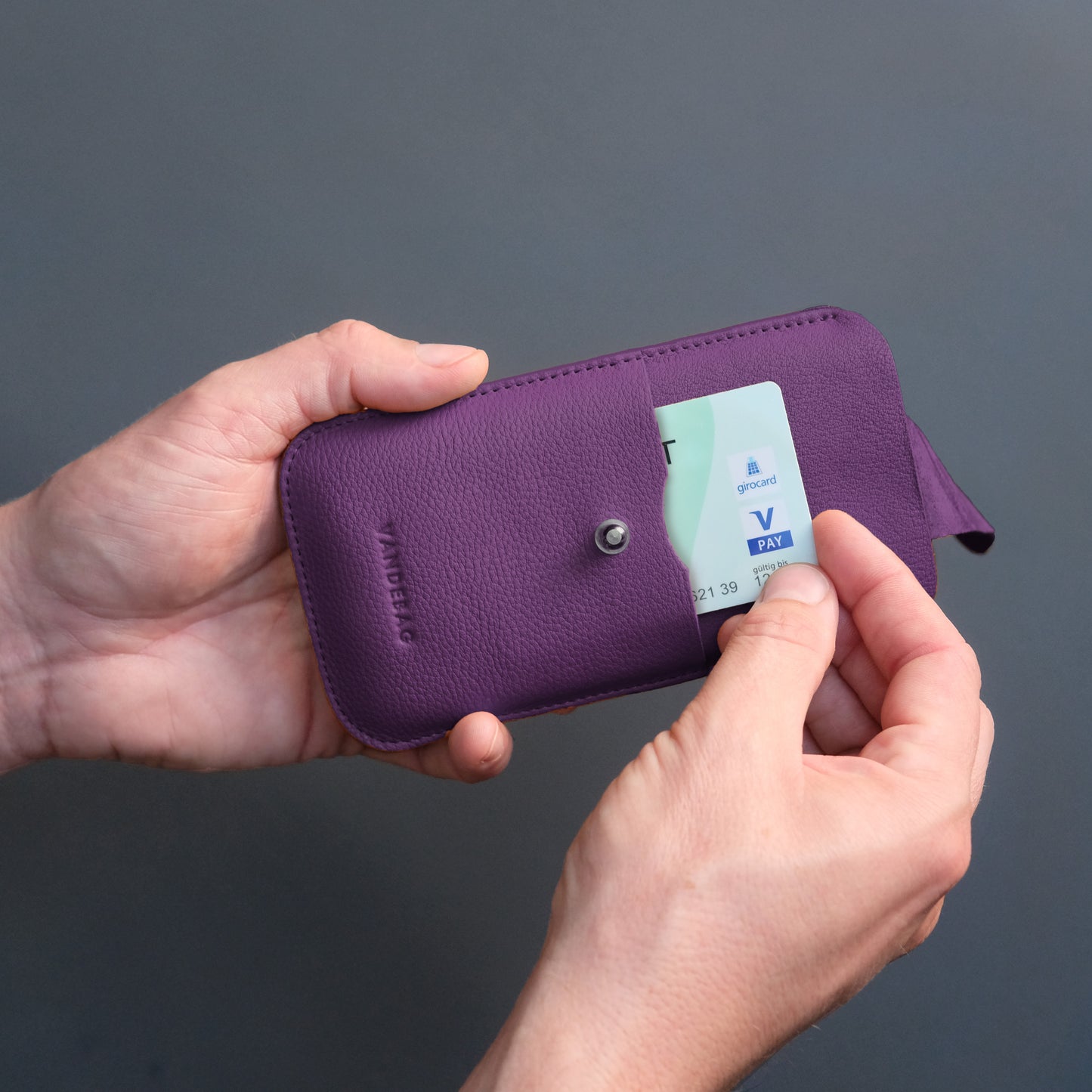 violettes Handy Sleeve aus Leder mit Kartenfach