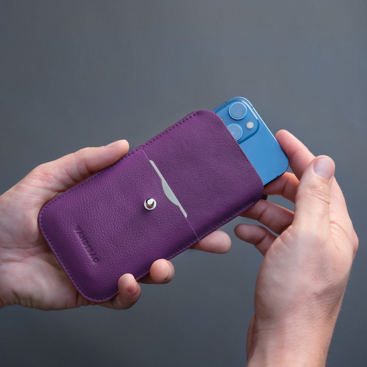 violette Handy Hülle mit blauem iPhone