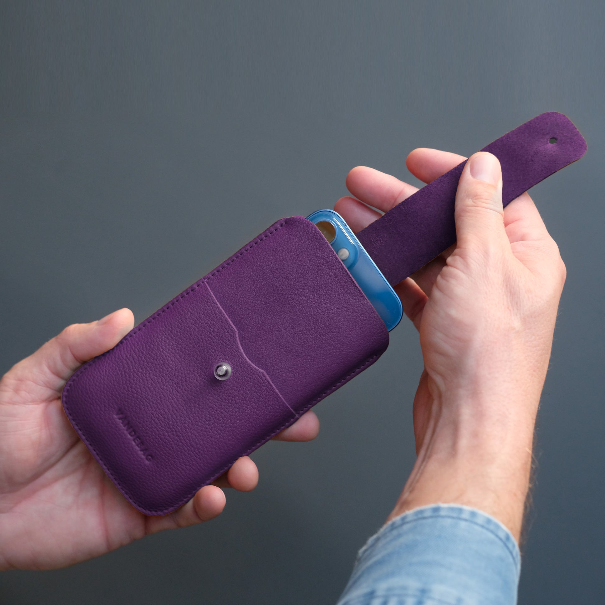 Handy Sleeve aus violettem Leder mit Zuglasche