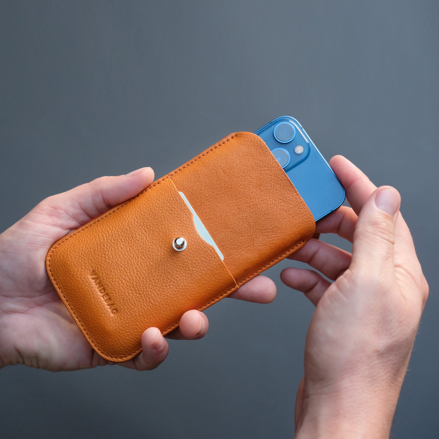 iPhone Hülle aus orangefarbenem Leder mit blauem iPhone