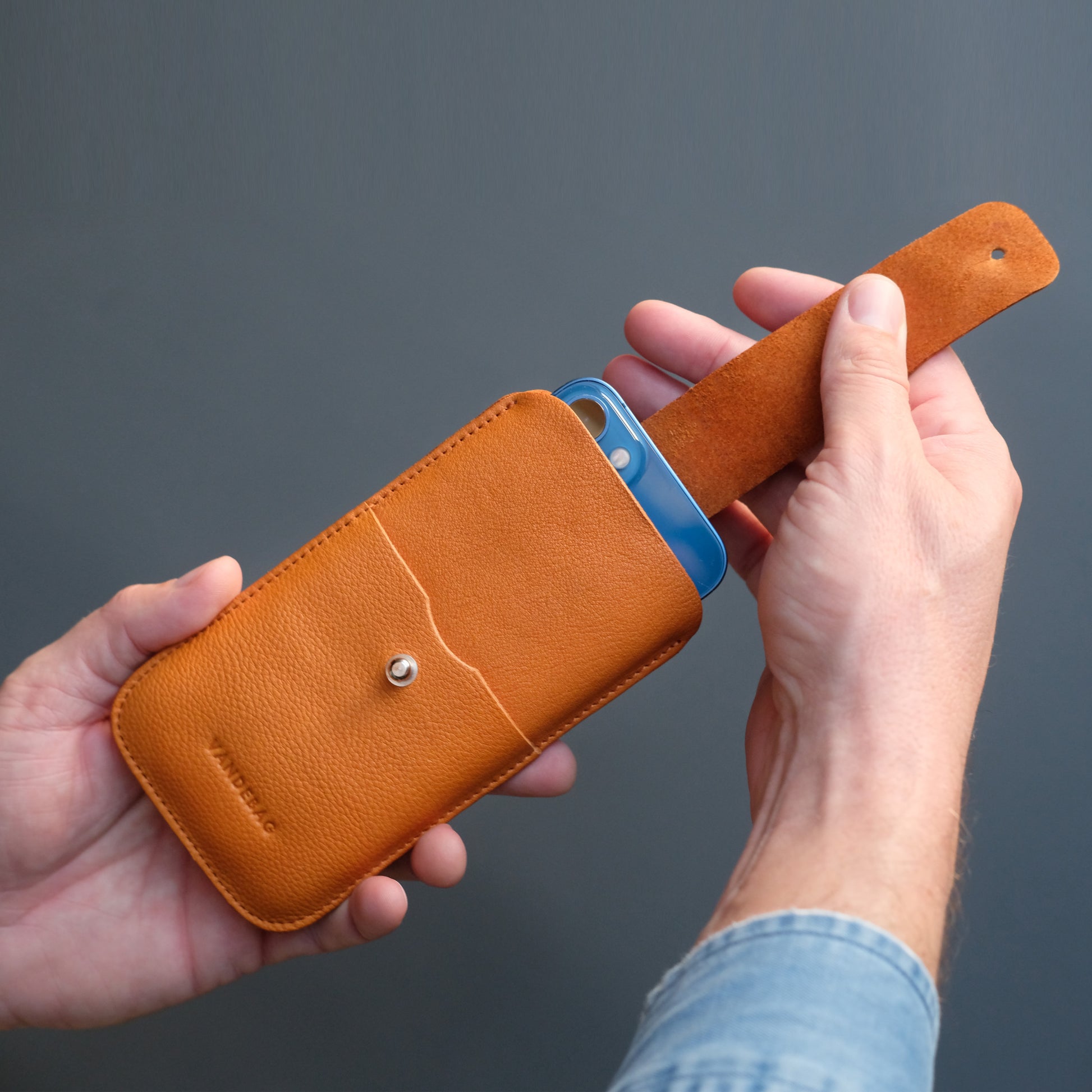 Handyhlle Mit Vape Handy Hlle Orange mit Zuglasche aus Leder China Humo Hlle fr iPhone 15 Handyhlle Mit Vape Handy Hlle Orange mit Zuglasche aus Leder China Humo Hlle fr iPhone 15